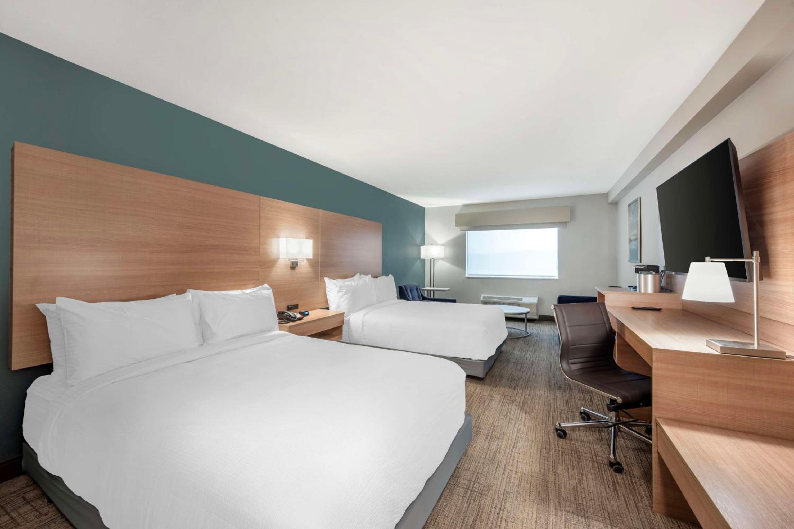 Large Queen Room with Two Queen Beds and Bathtub - Disability Access/Non-Smoking