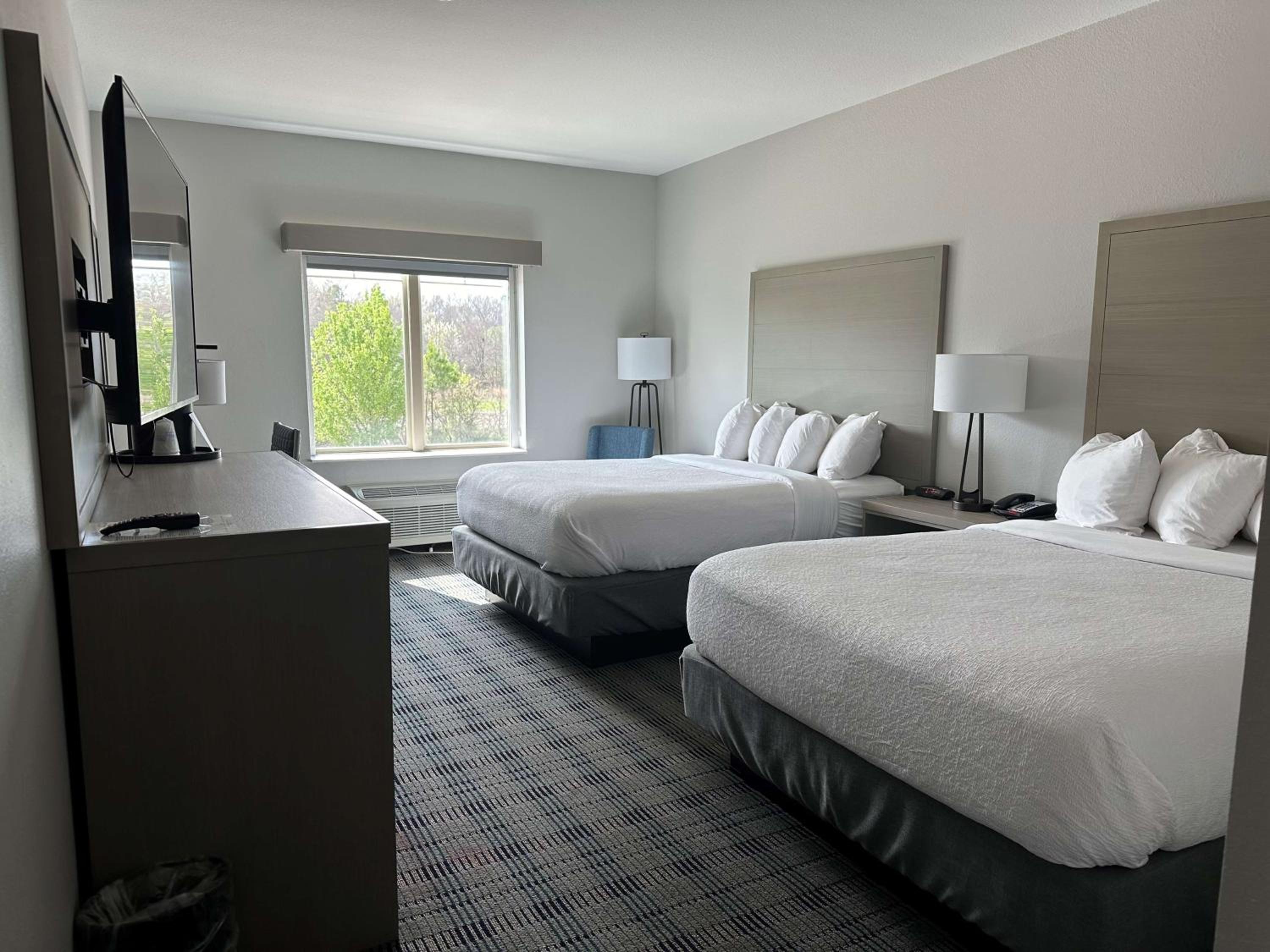 Queen Room With Two Queen Beds - Photo 1