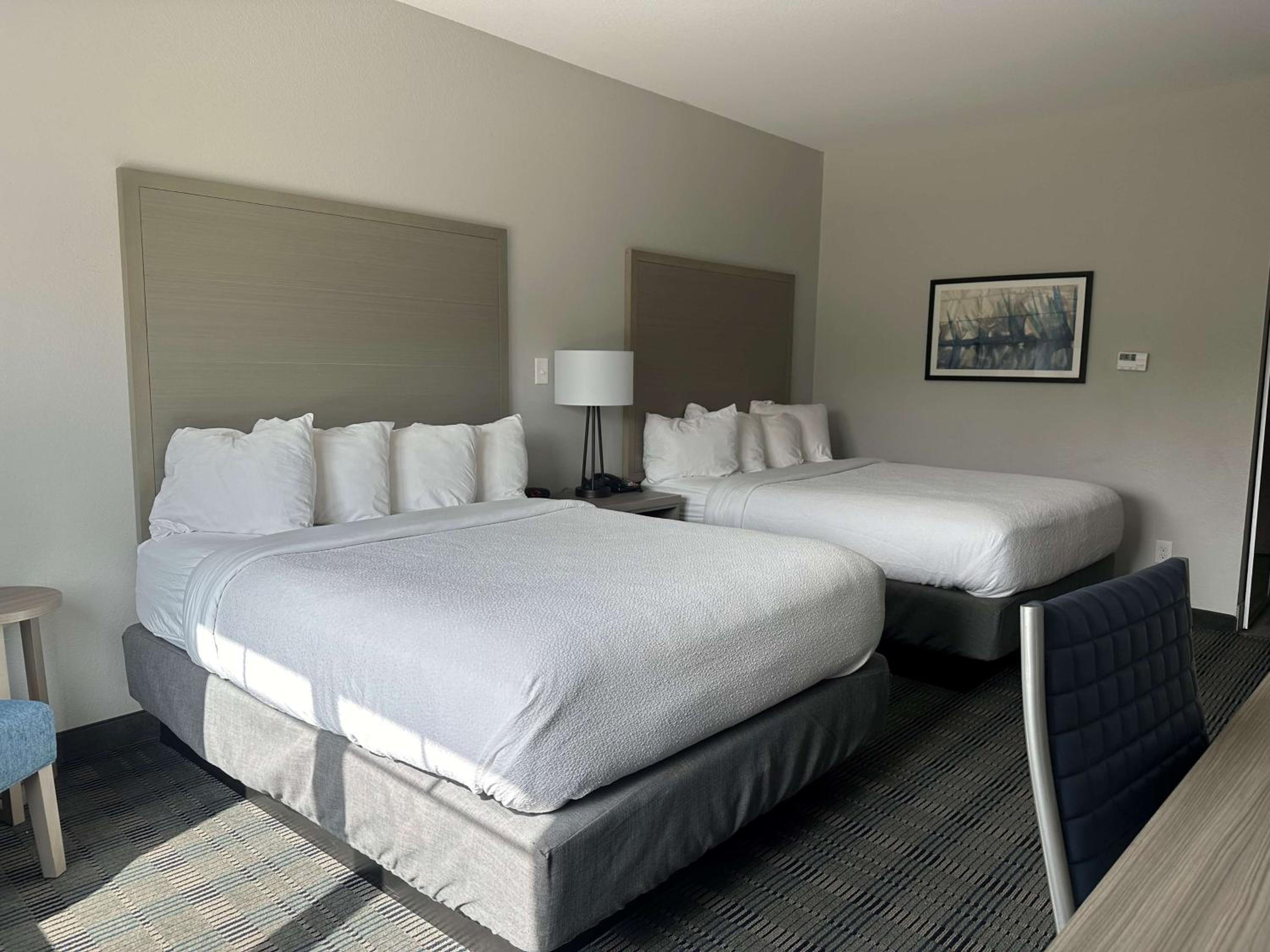 Queen Room With Two Queen Beds - Photo 2