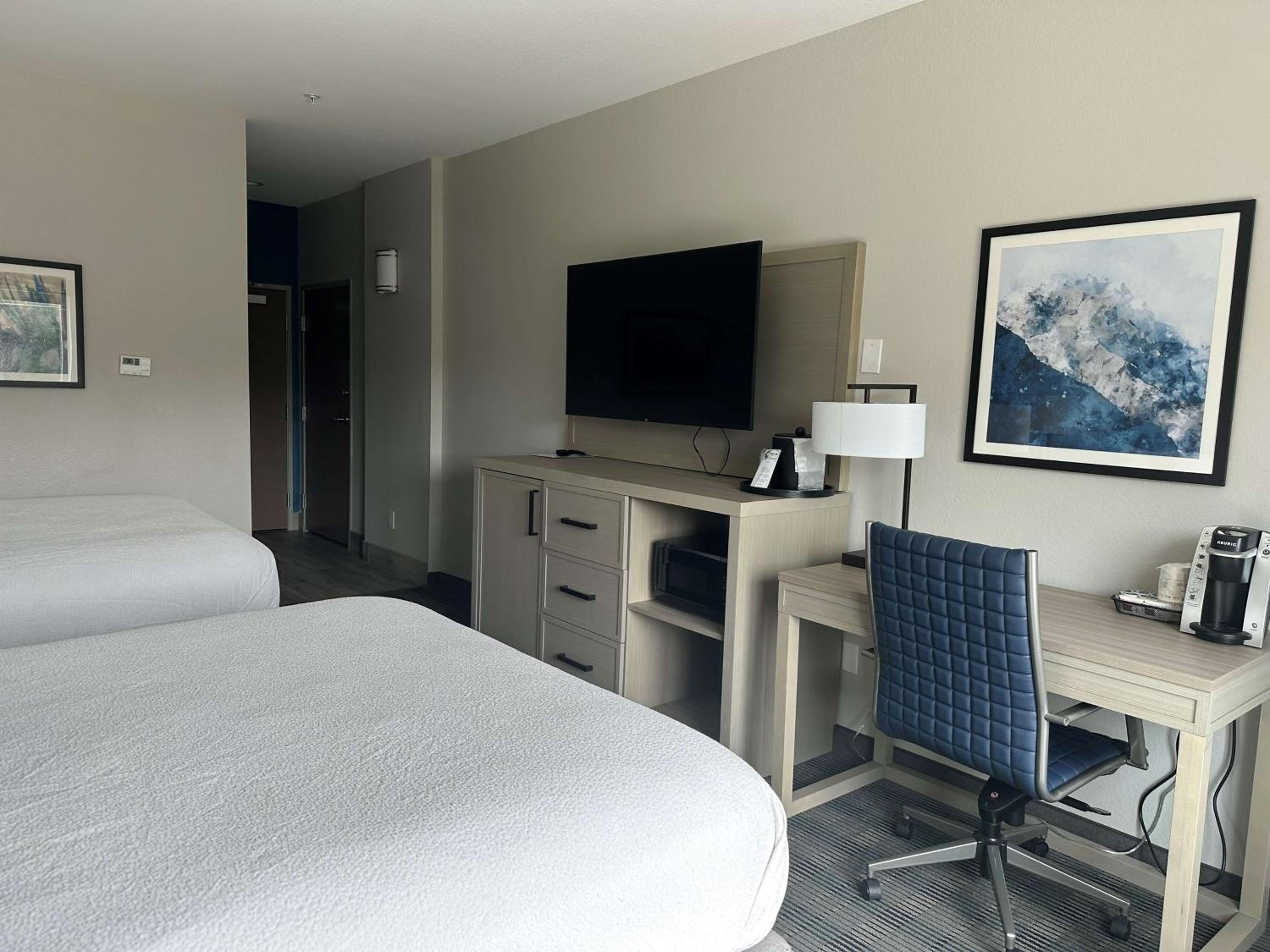 Queen Room With Two Queen Beds - Photo 3