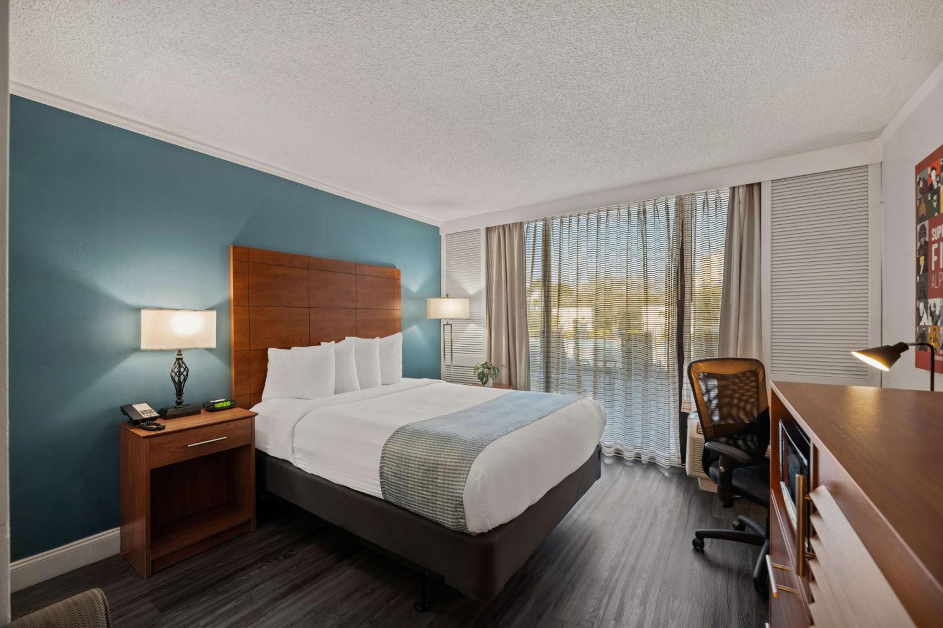 Queen Room with Roll-In Shower - Disability Access