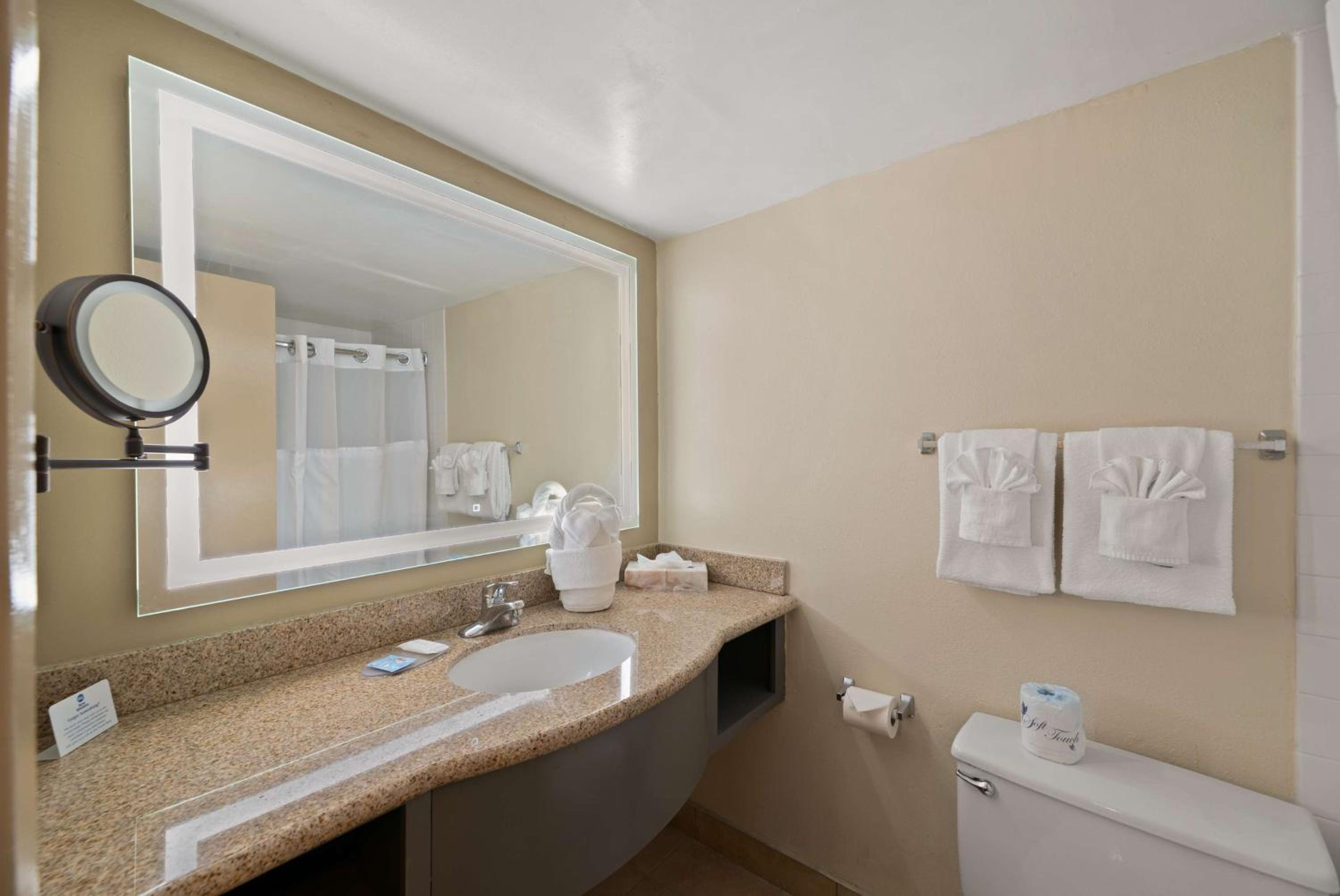Deluxe Room with Two Double Beds thumbnail 5