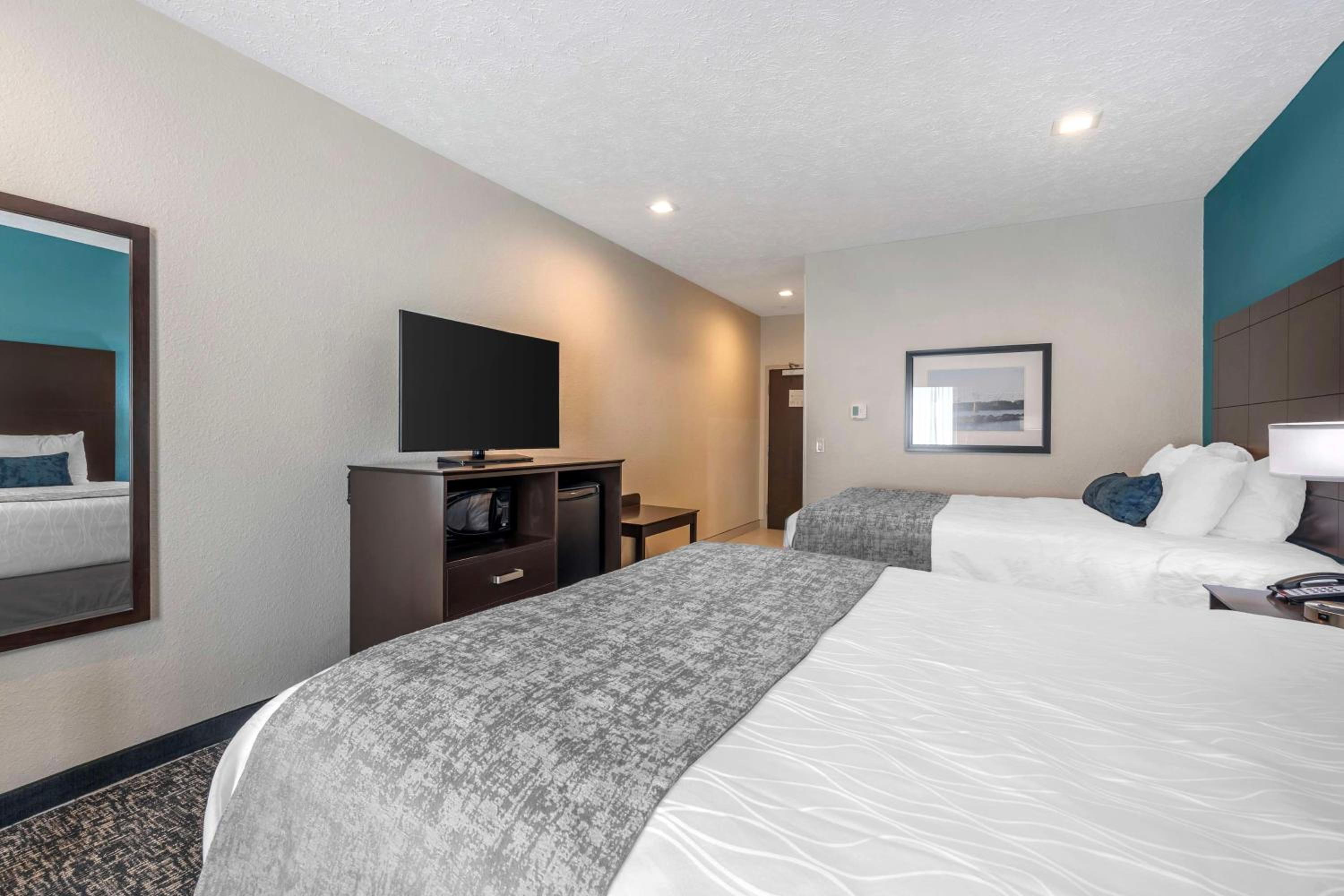 Queen Room with Two Queen Beds and Mobility Accessible Bathtub - Photo 4