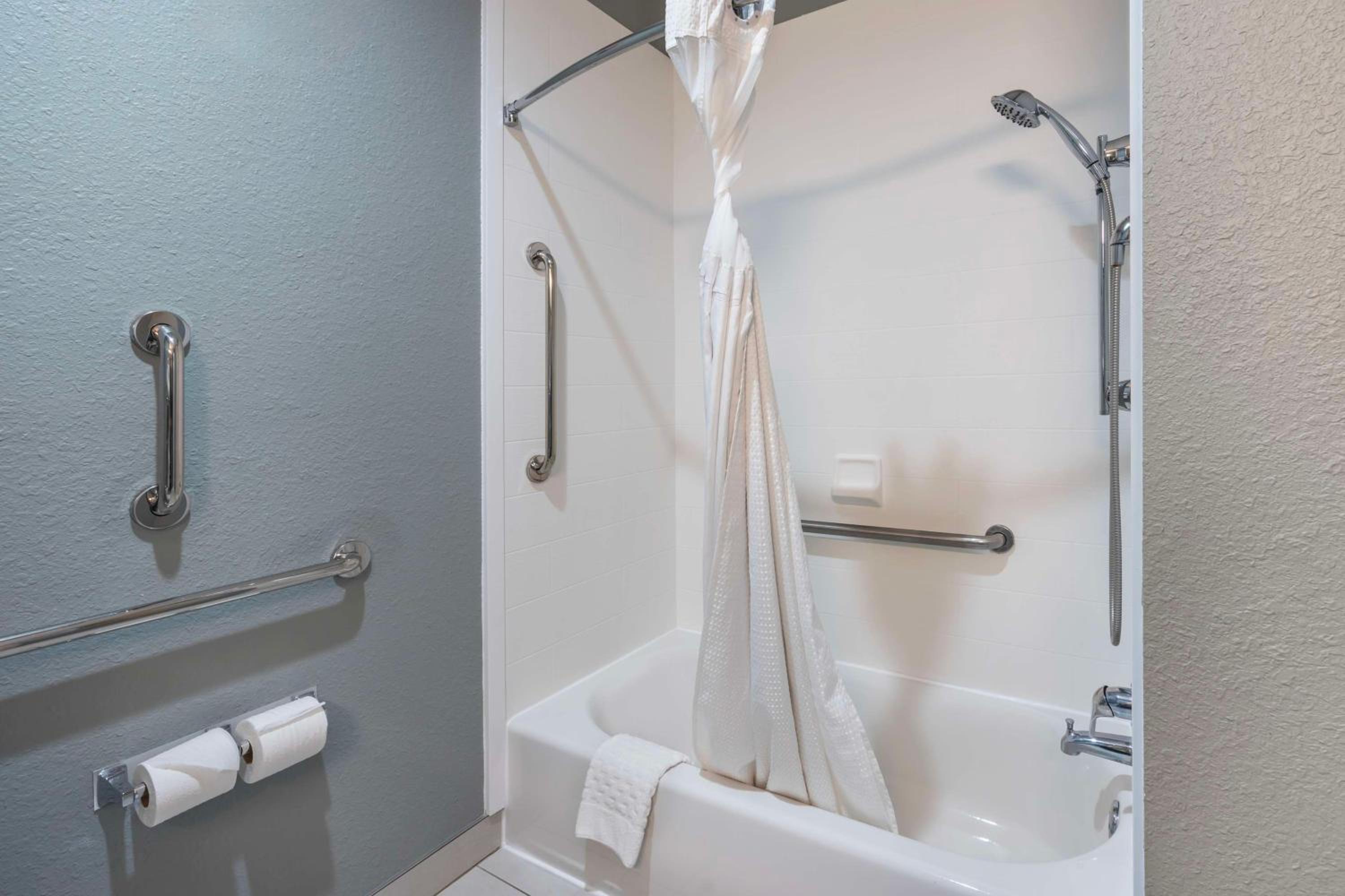 Queen Room with Two Queen Beds and Mobility Accessible Bathtub - Photo 2
