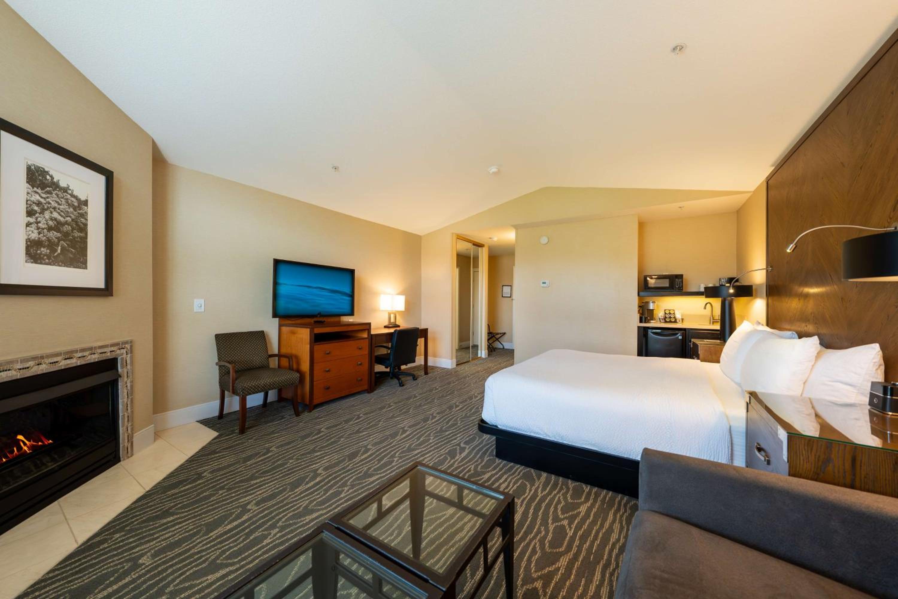 King Suite with Fireplace - Non-Smoking - Photo 8