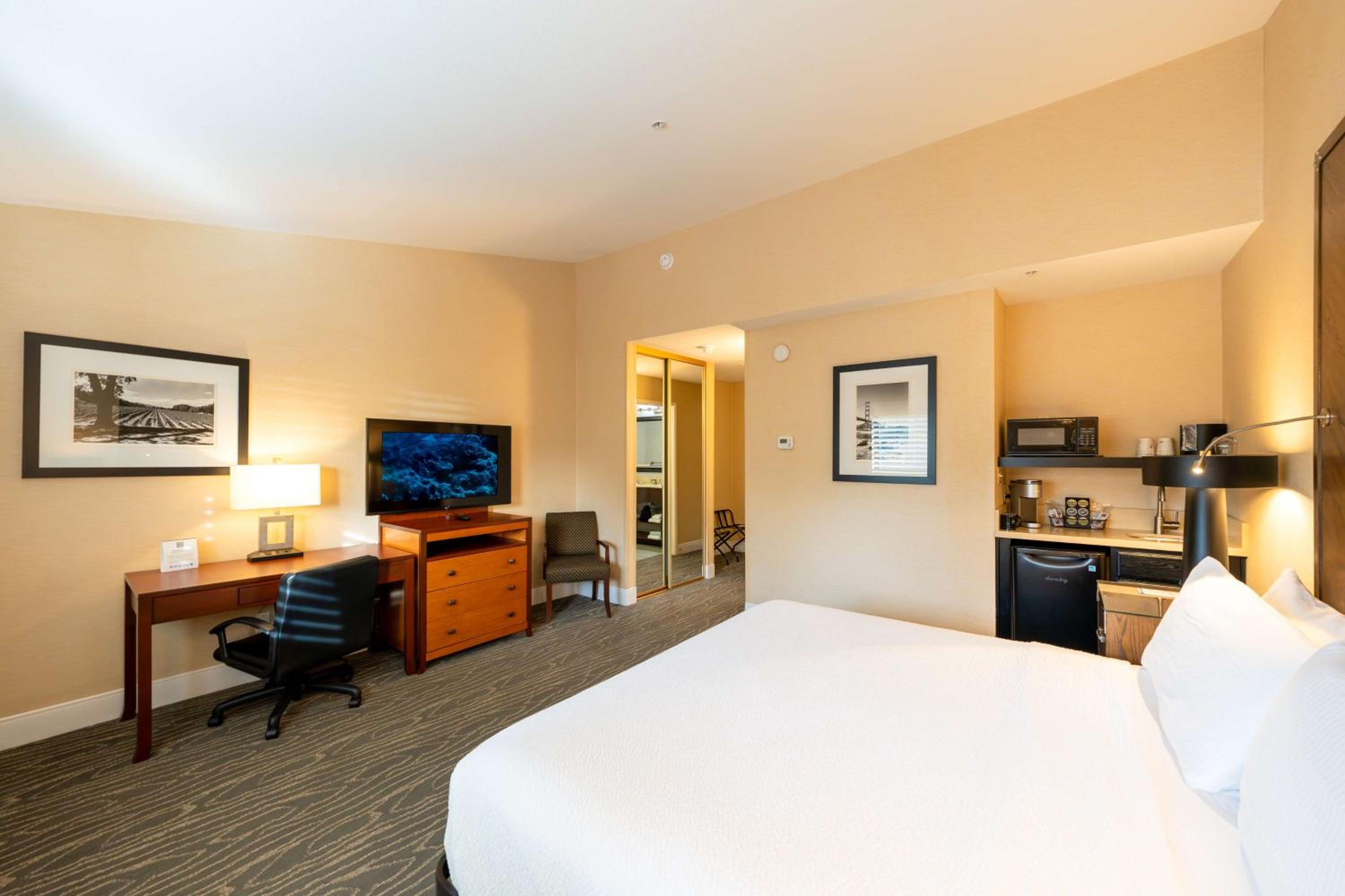King Room with Balcony - Non-Smoking - Photo 3