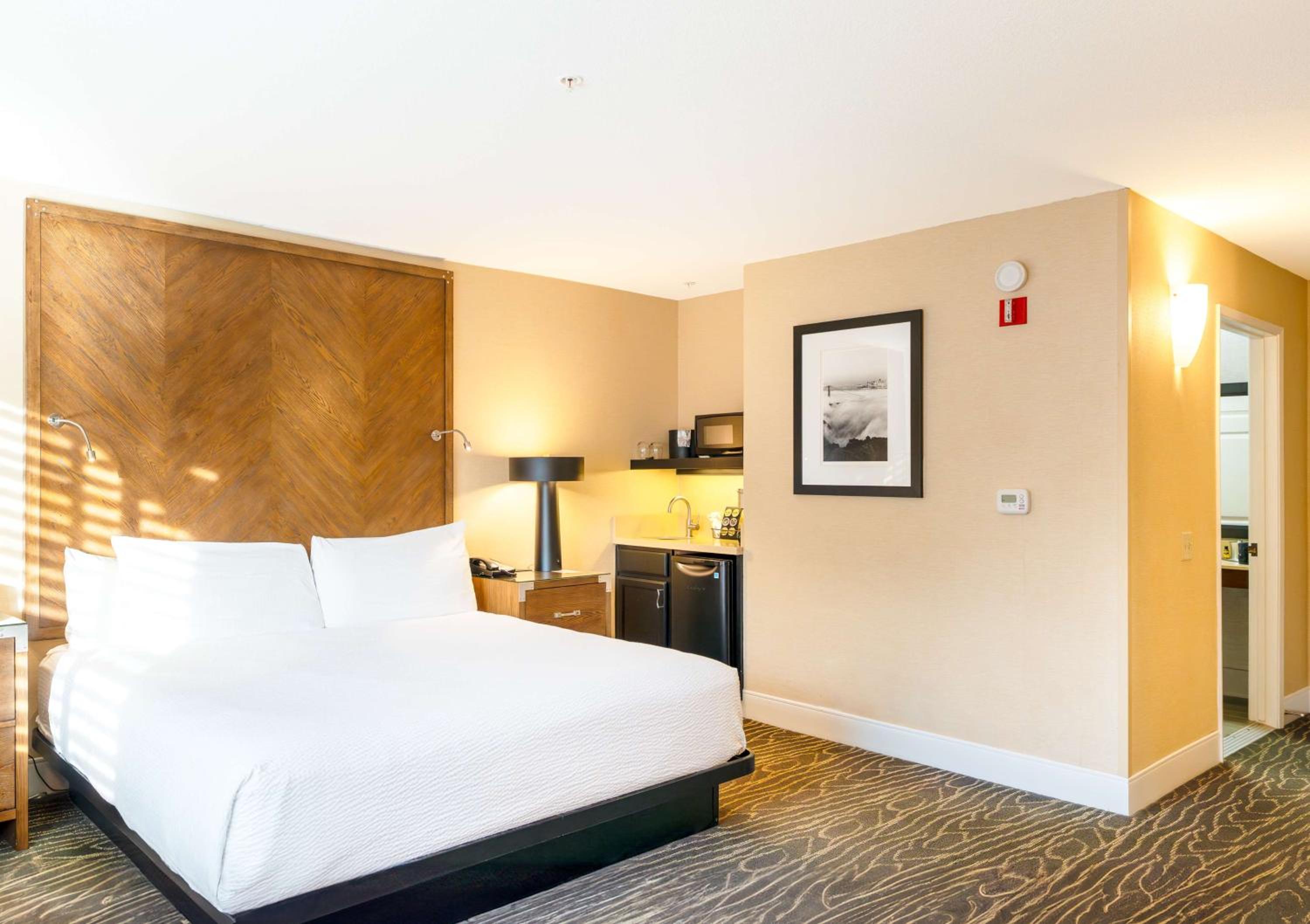 King Room with Balcony - Non-Smoking - Photo 1