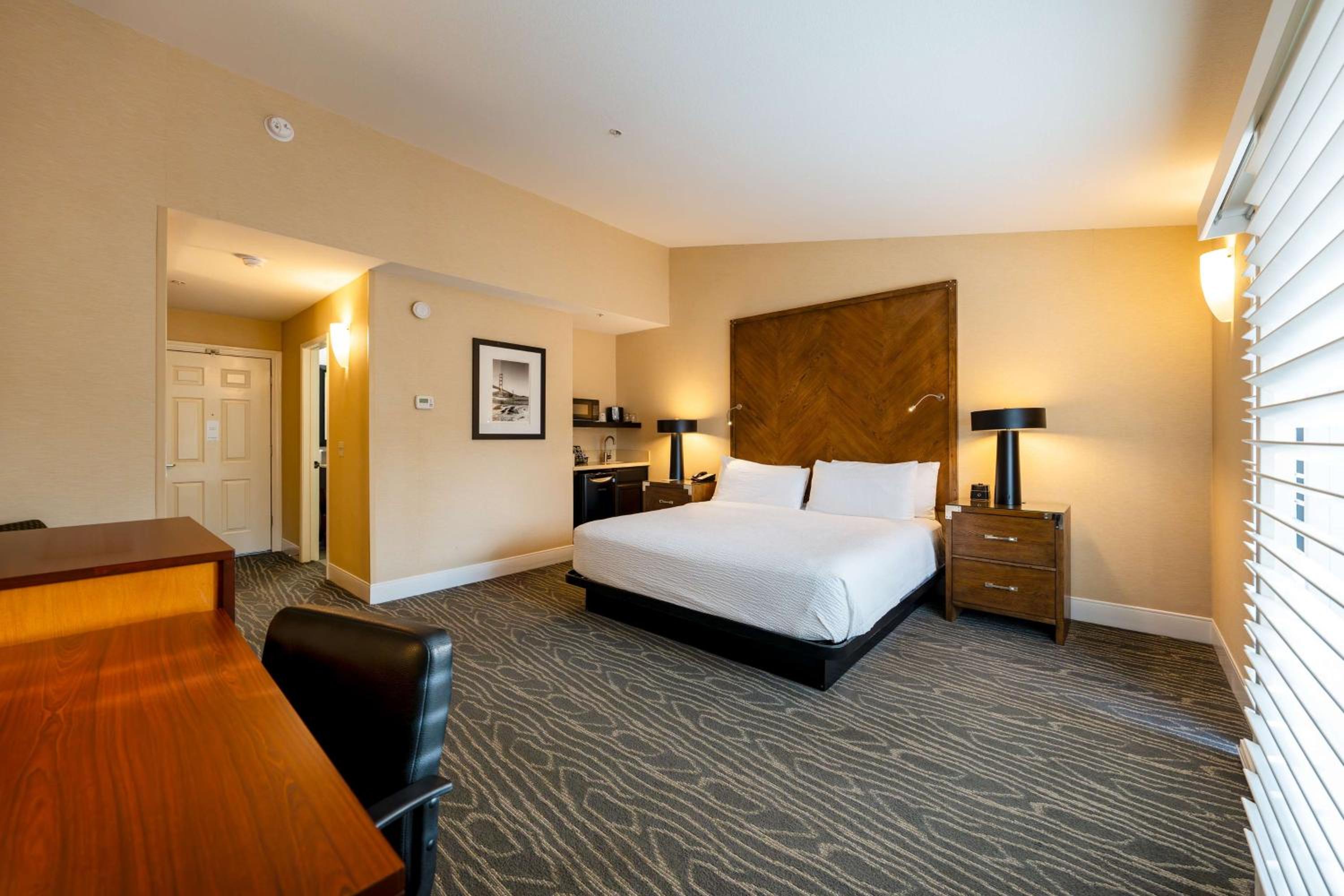 King Room with Balcony - Non-Smoking - Photo 11