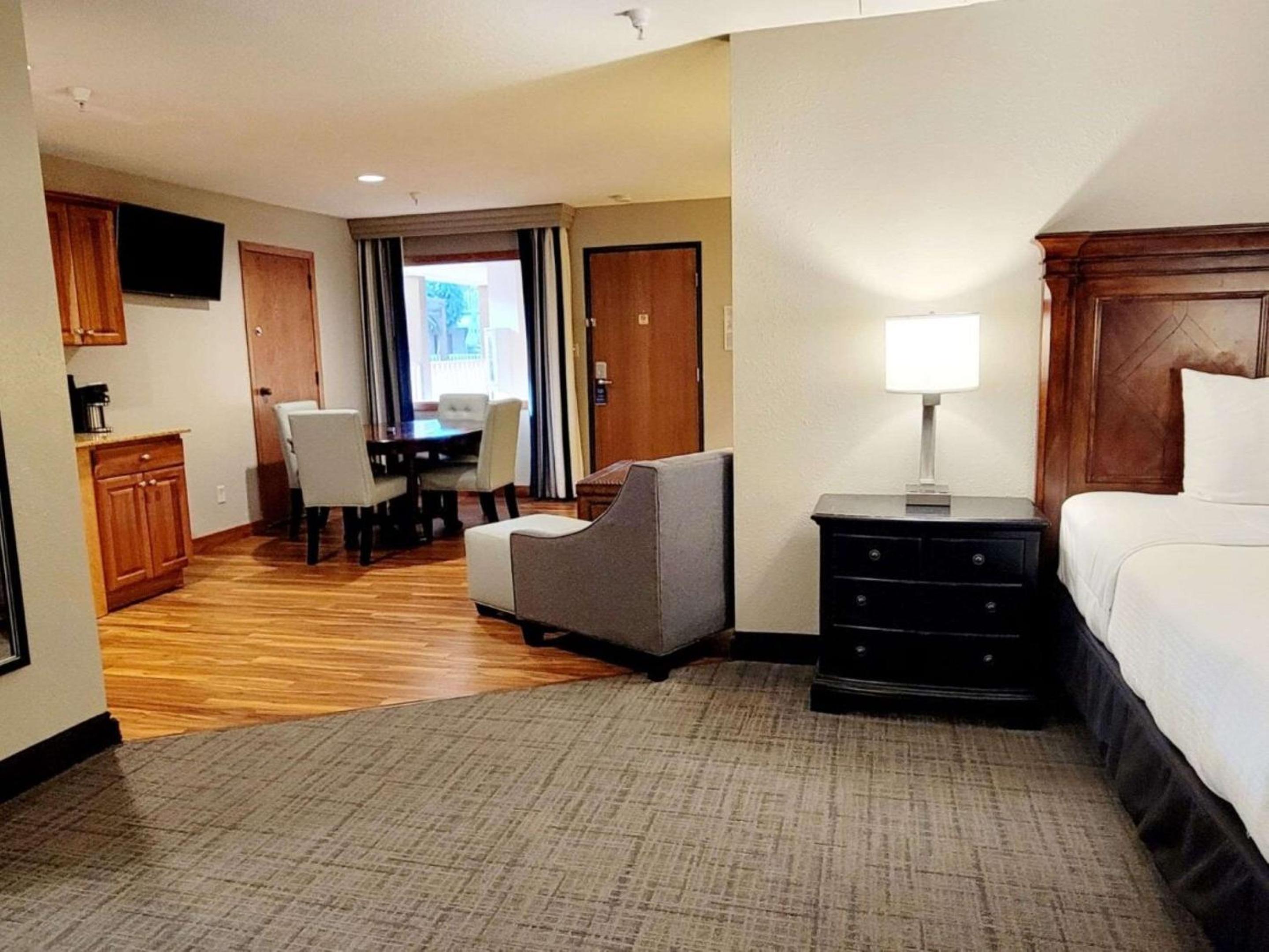 King Room with Kitchenette - Non-Smoking - Photo 2