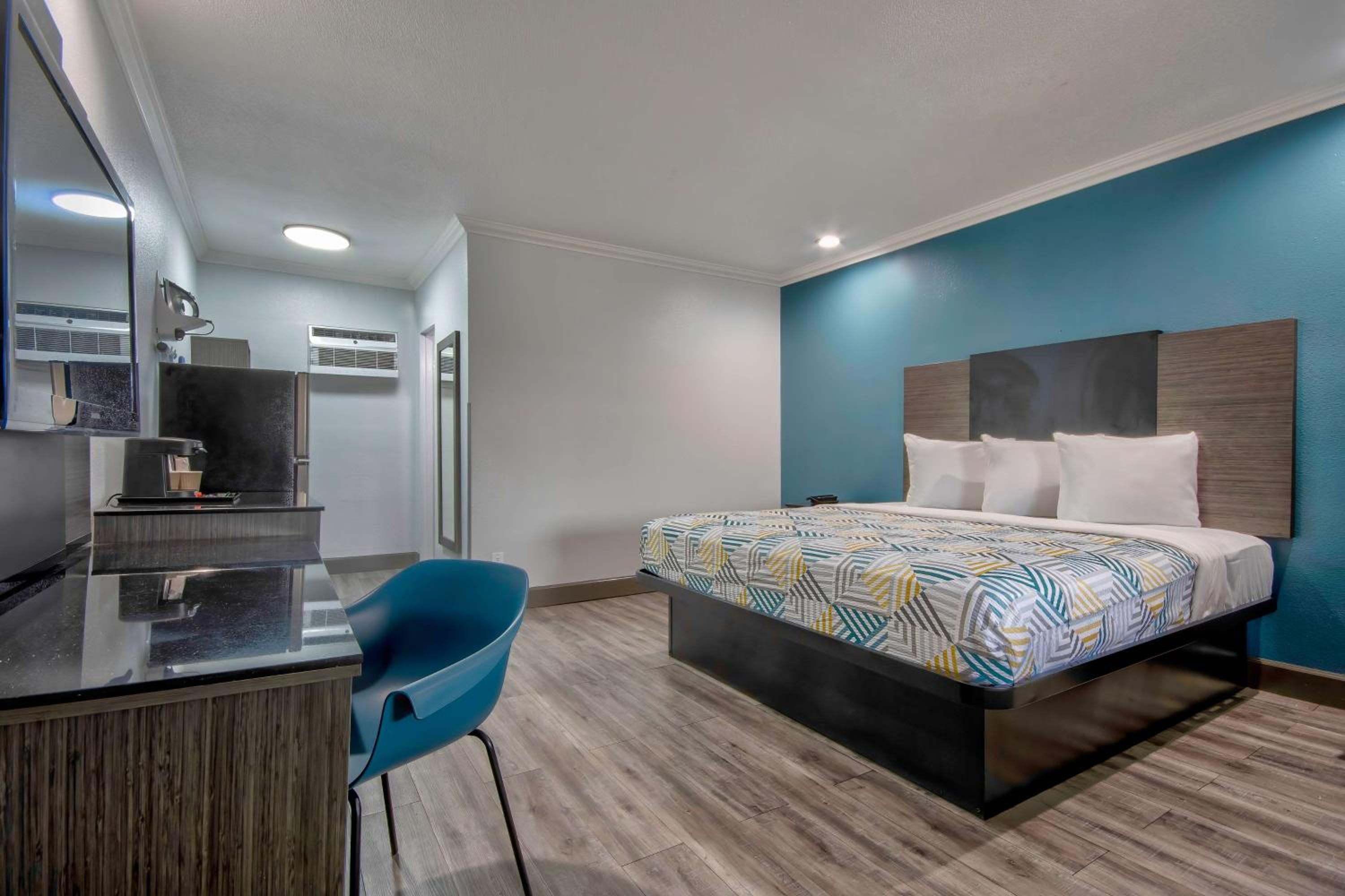King Room - Non-Smoking - Photo 6