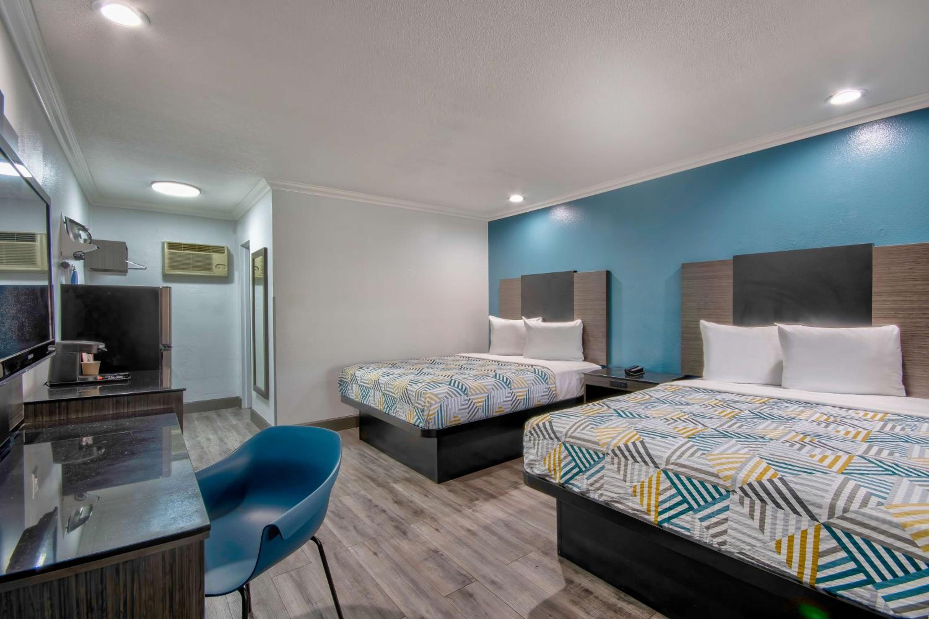Queen Room with Two Queen Beds - Non-Smoking - Photo 5