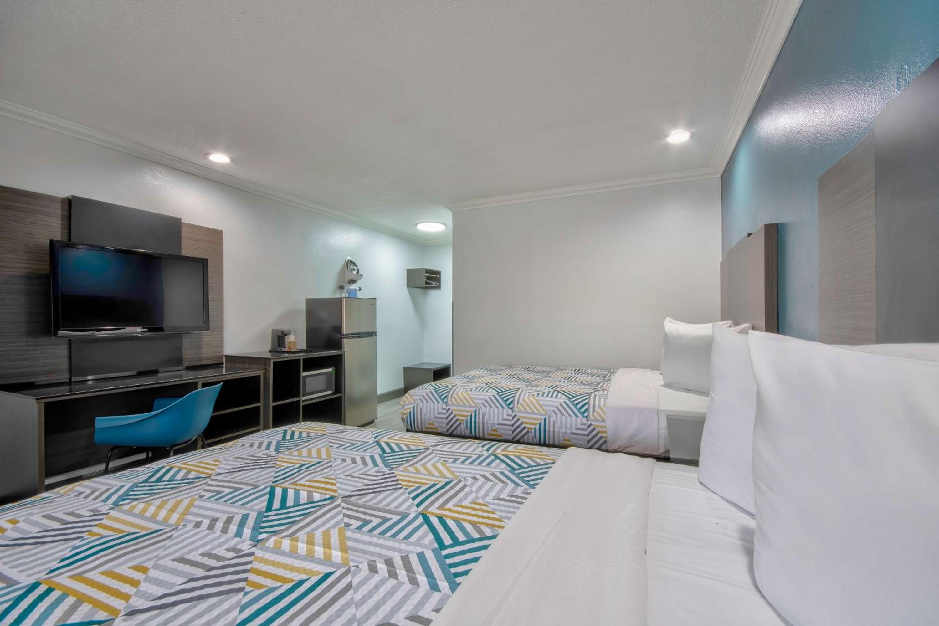 Queen Room with Two Queen Beds - Non-Smoking - Photo 3