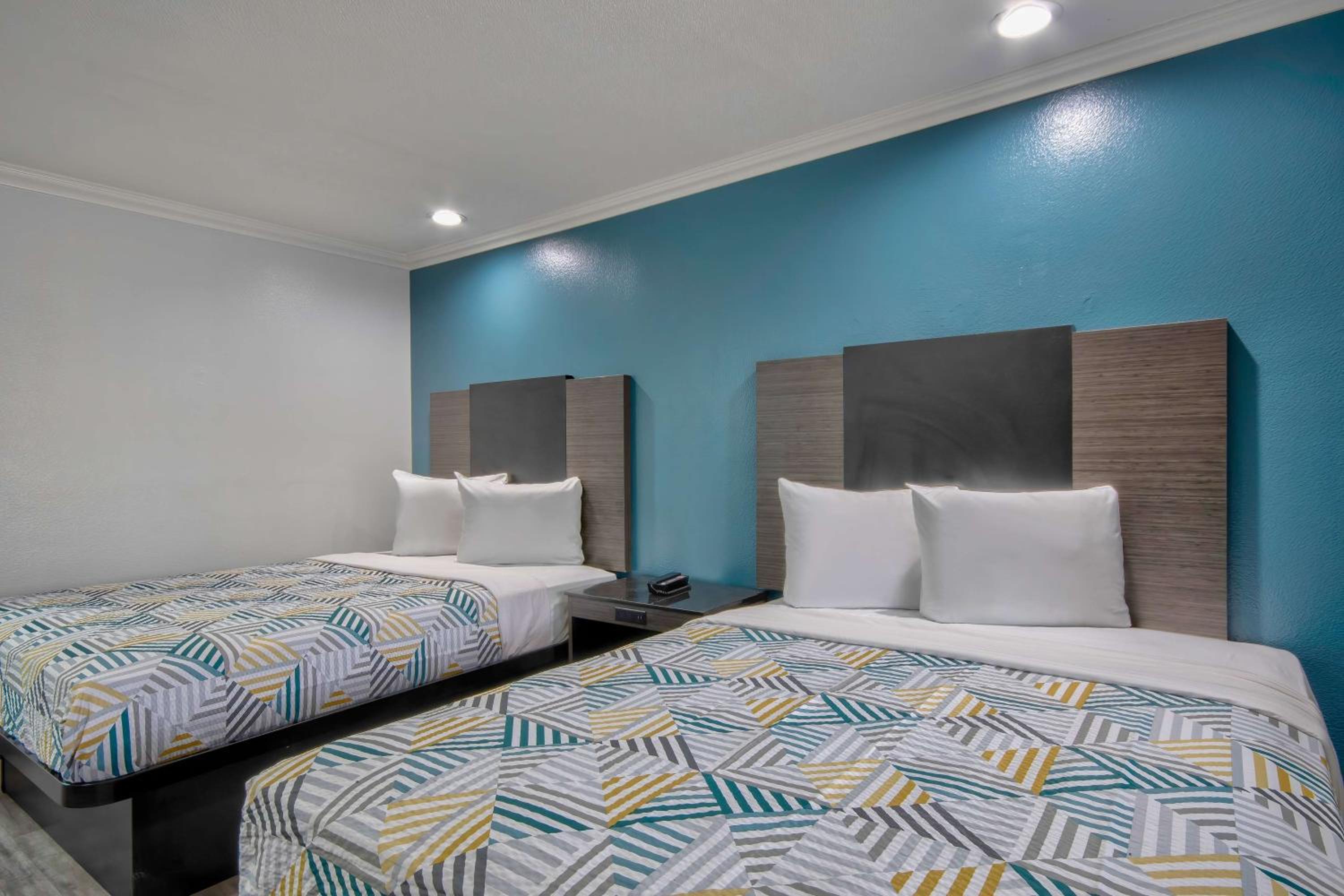 Queen Room with Two Queen Beds - Non-Smoking - Photo 4