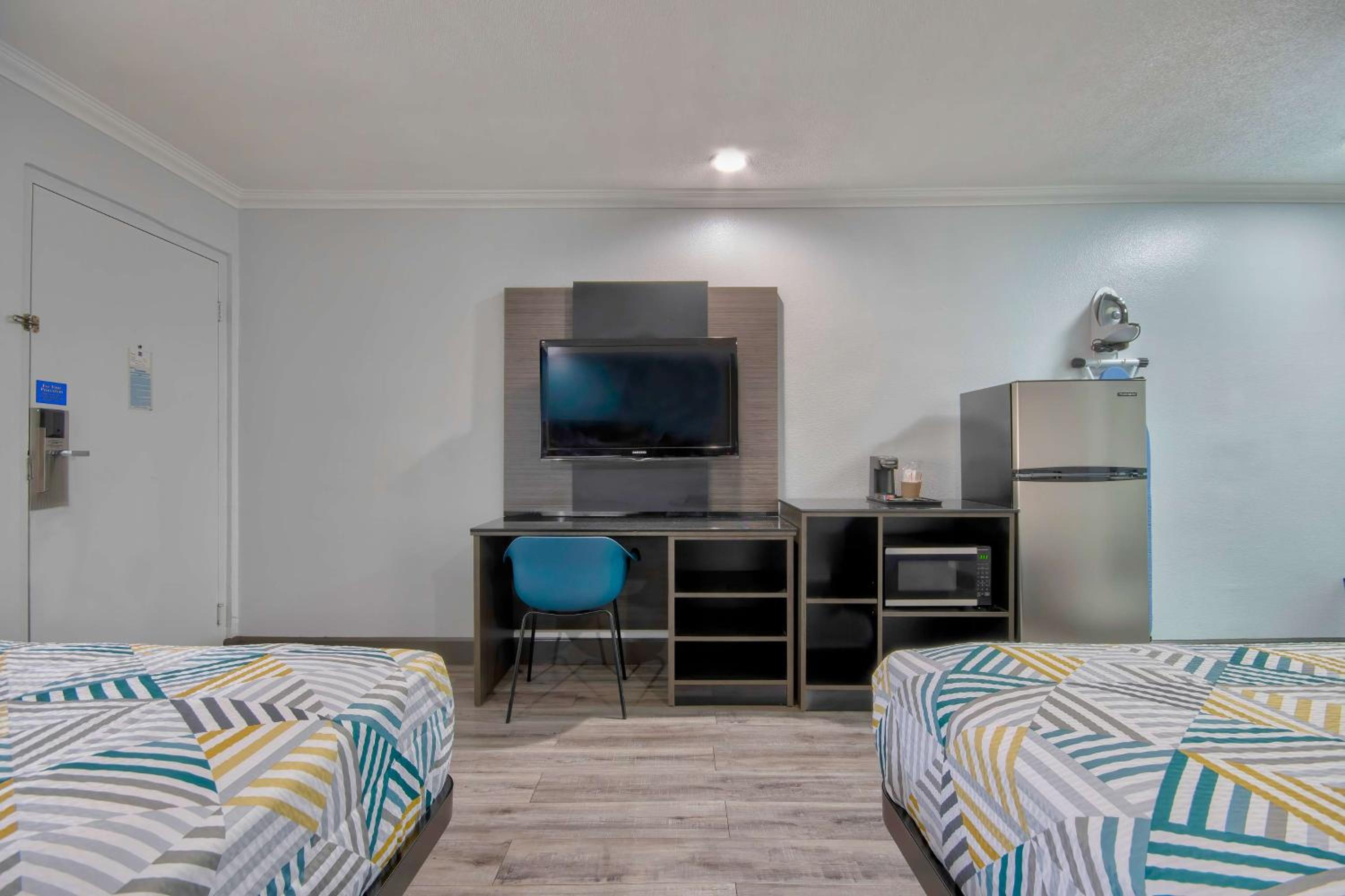 Queen Room with Two Queen Beds - Non-Smoking - Photo 2