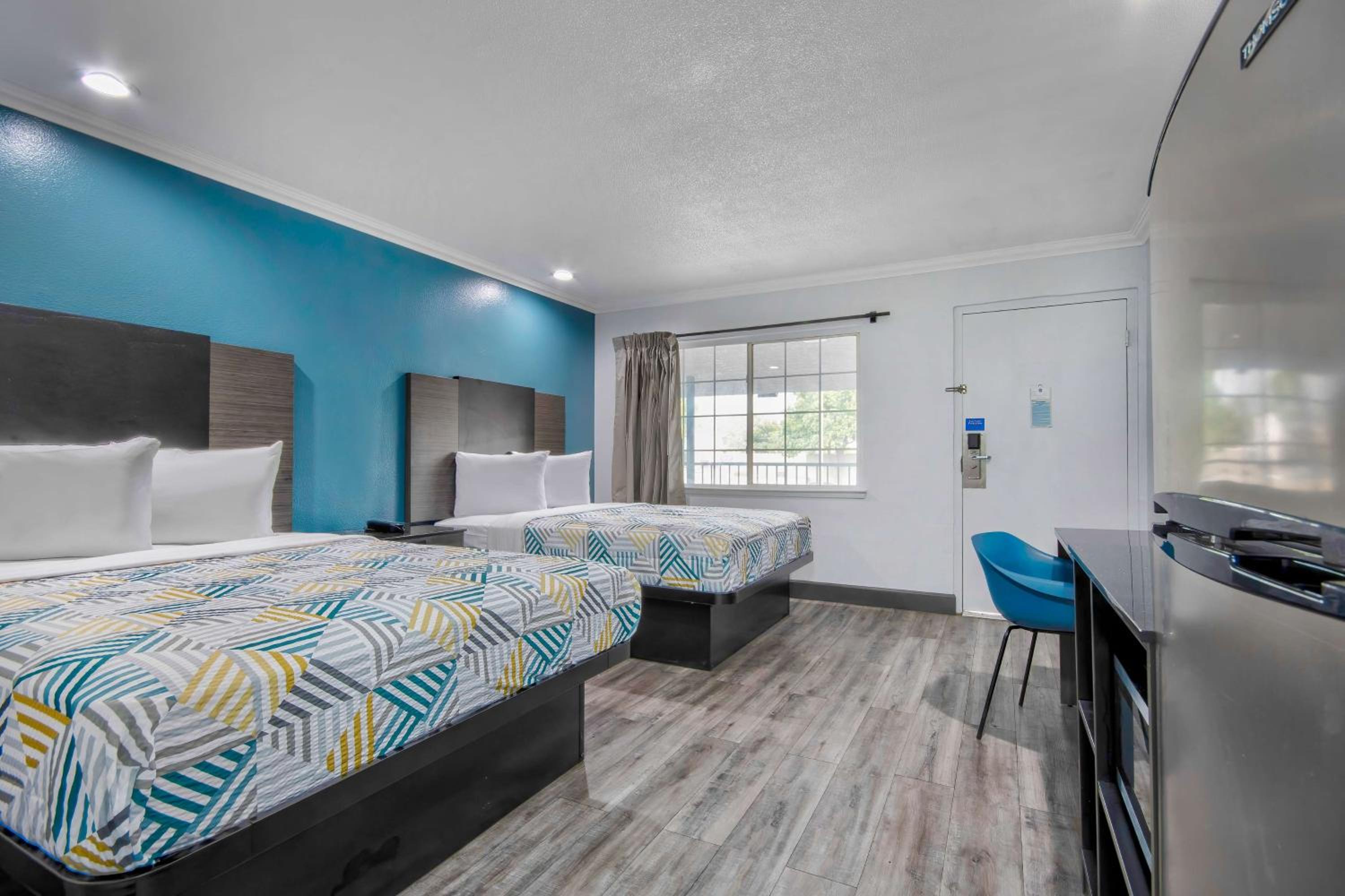 Queen Room with Two Queen Beds - Non-Smoking - Photo 1