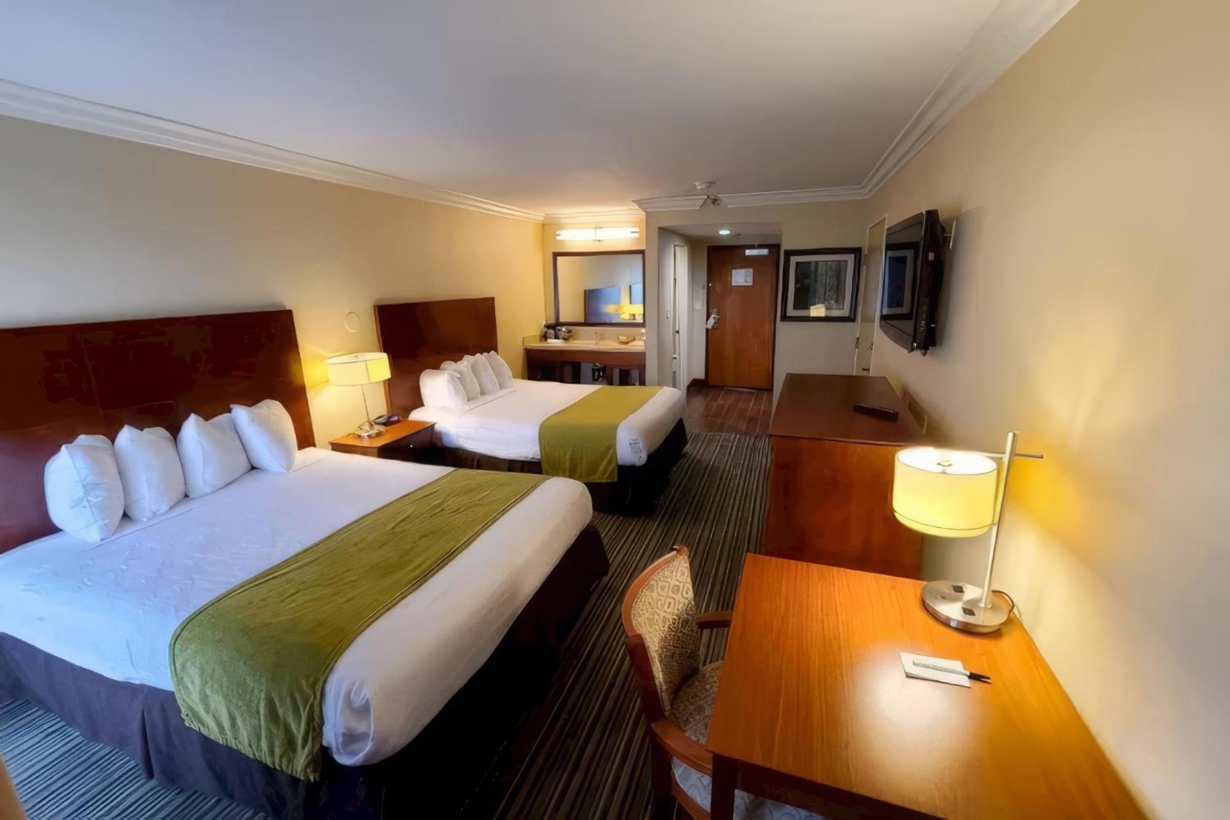 Standard Queen Room With Two Queen Beds photo 2