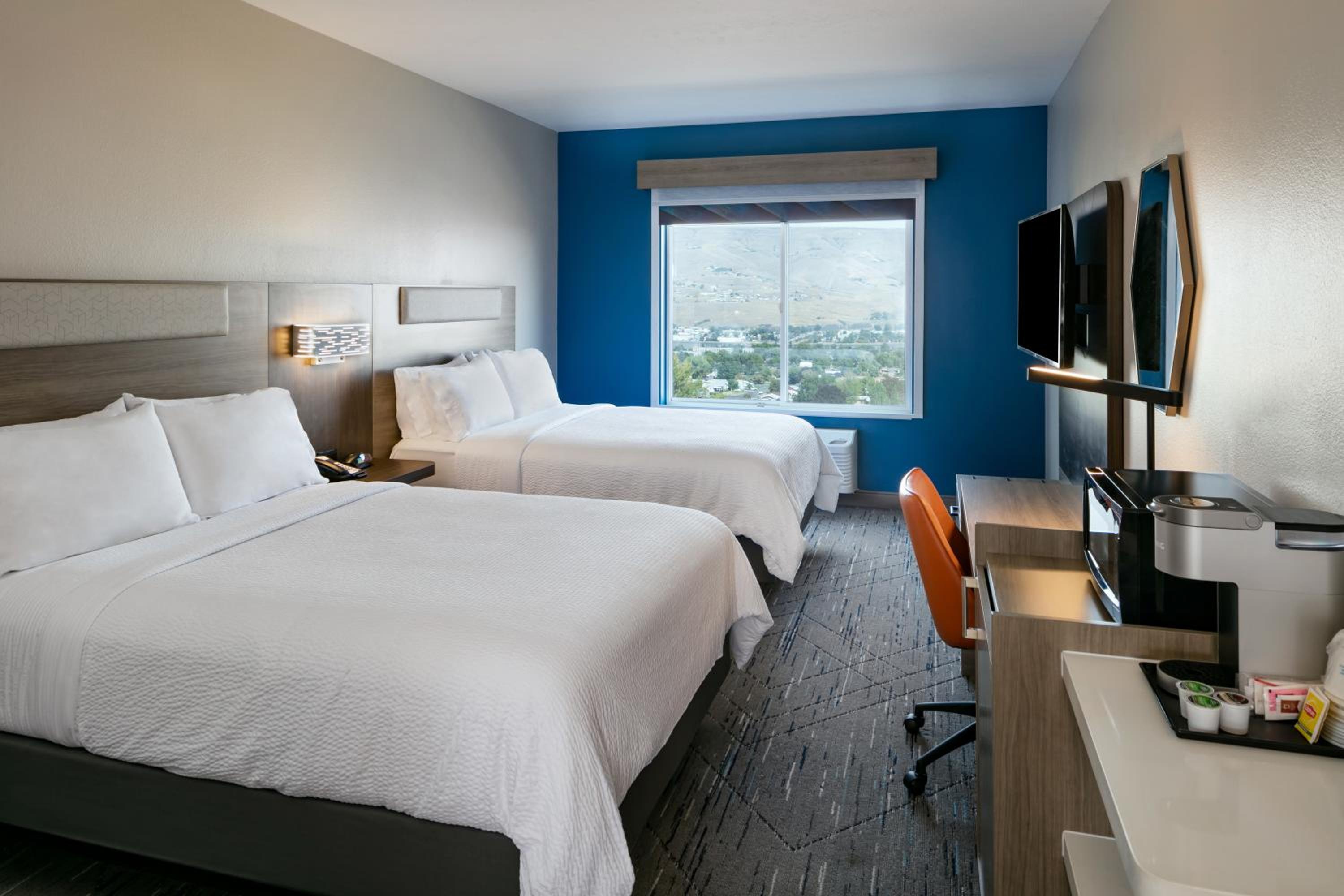 Standard Room with Two Queen Beds - Photo 2