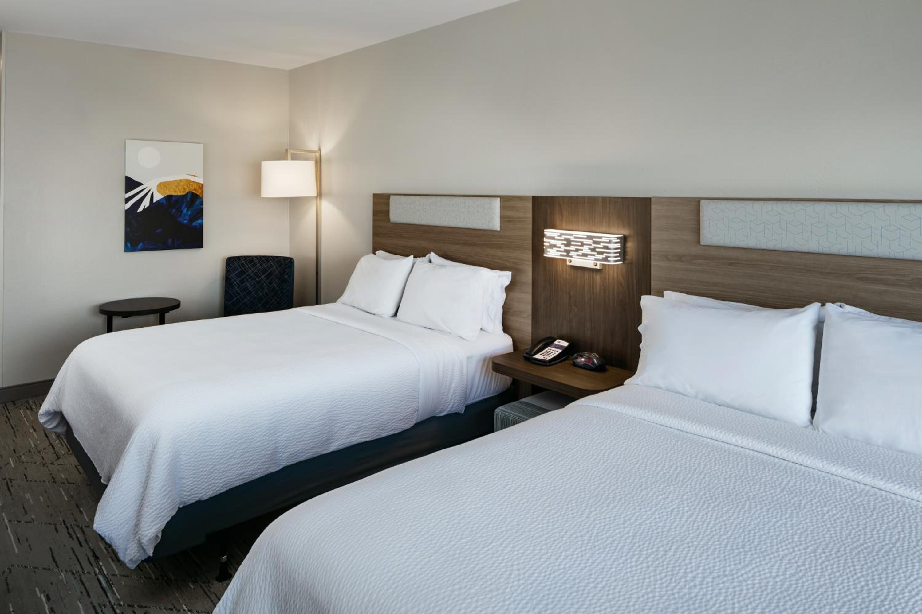 Standard Room with Two Queen Beds - Photo 6