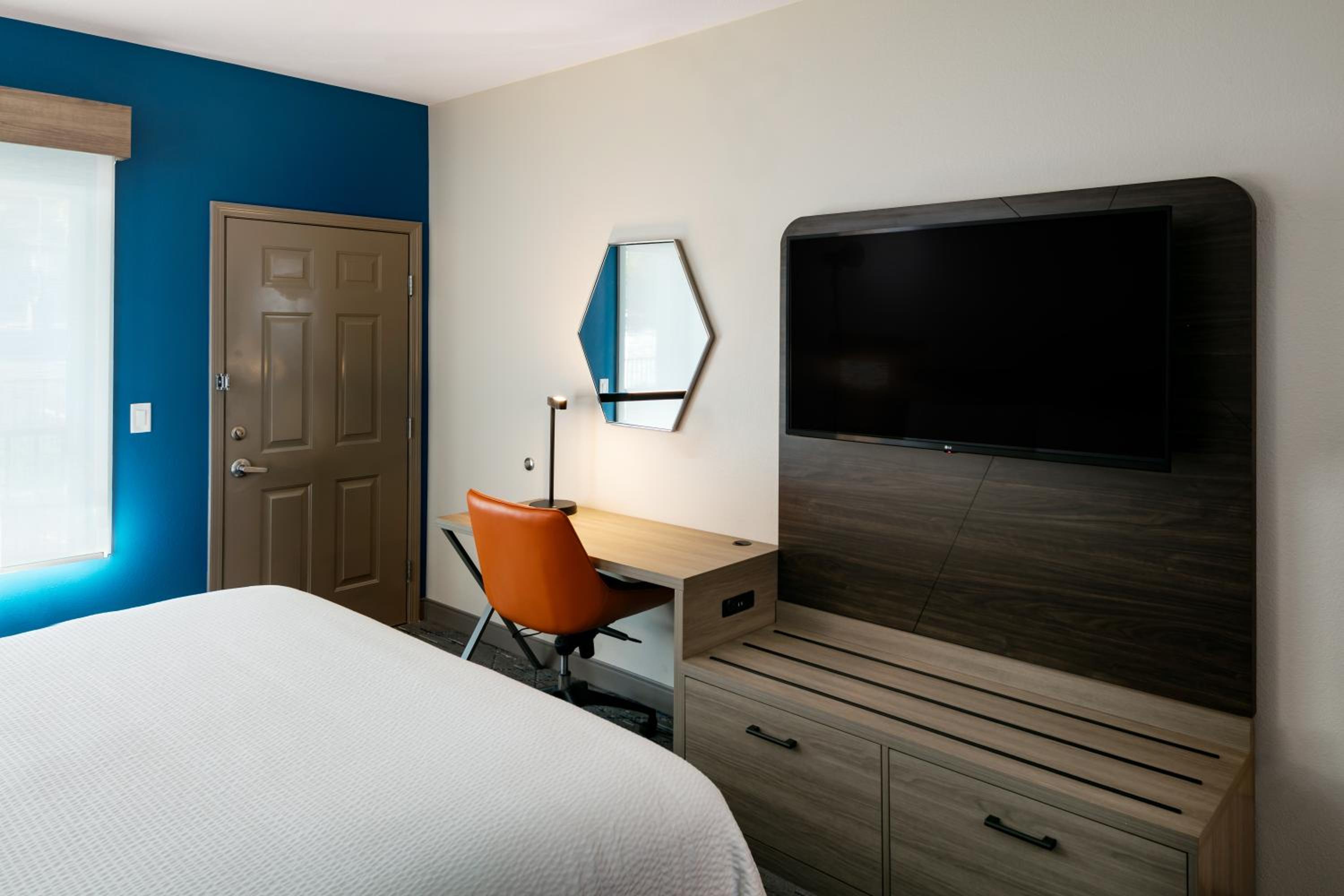 Standard King Room - Photo 5