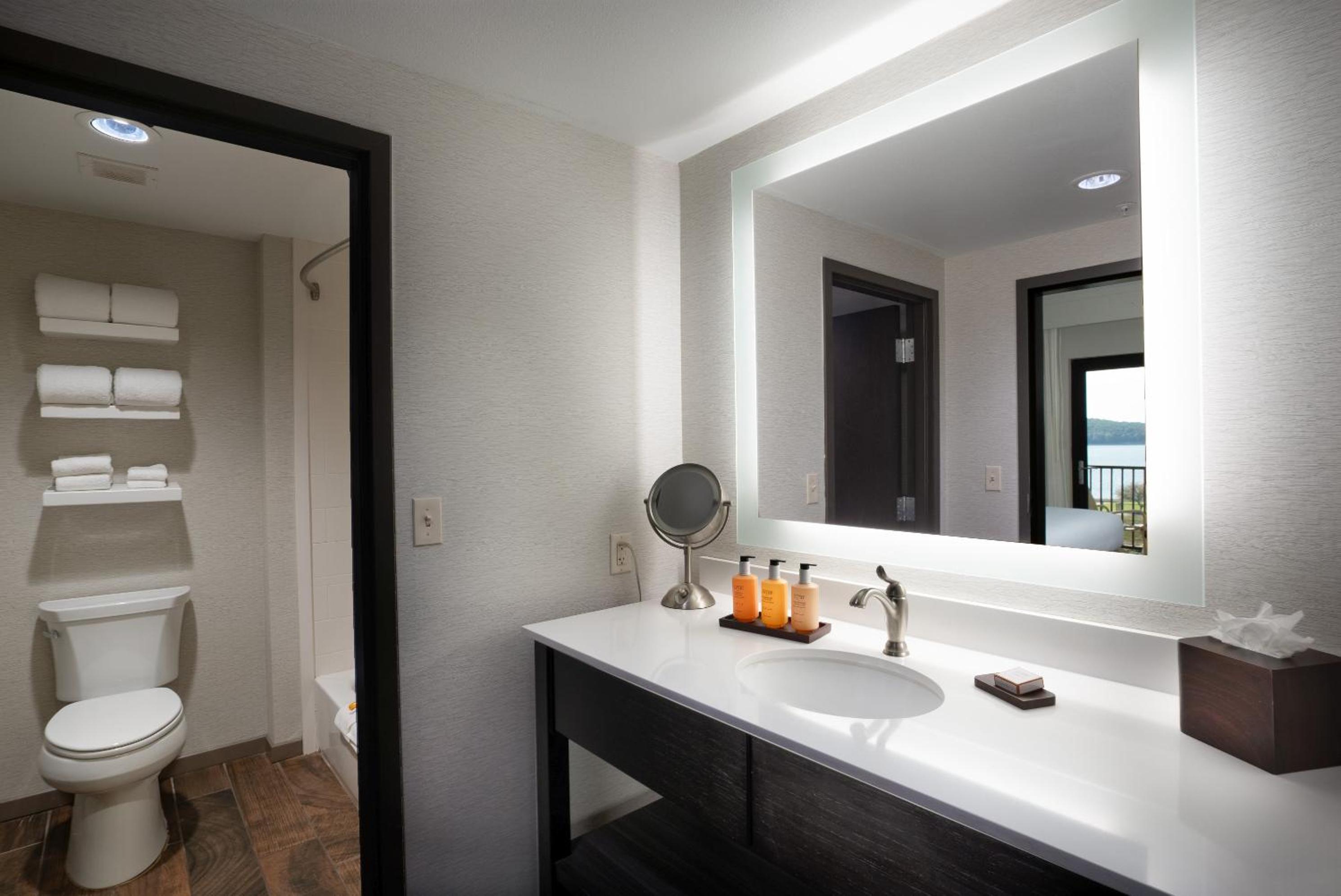 King Room with Balcony photo 2