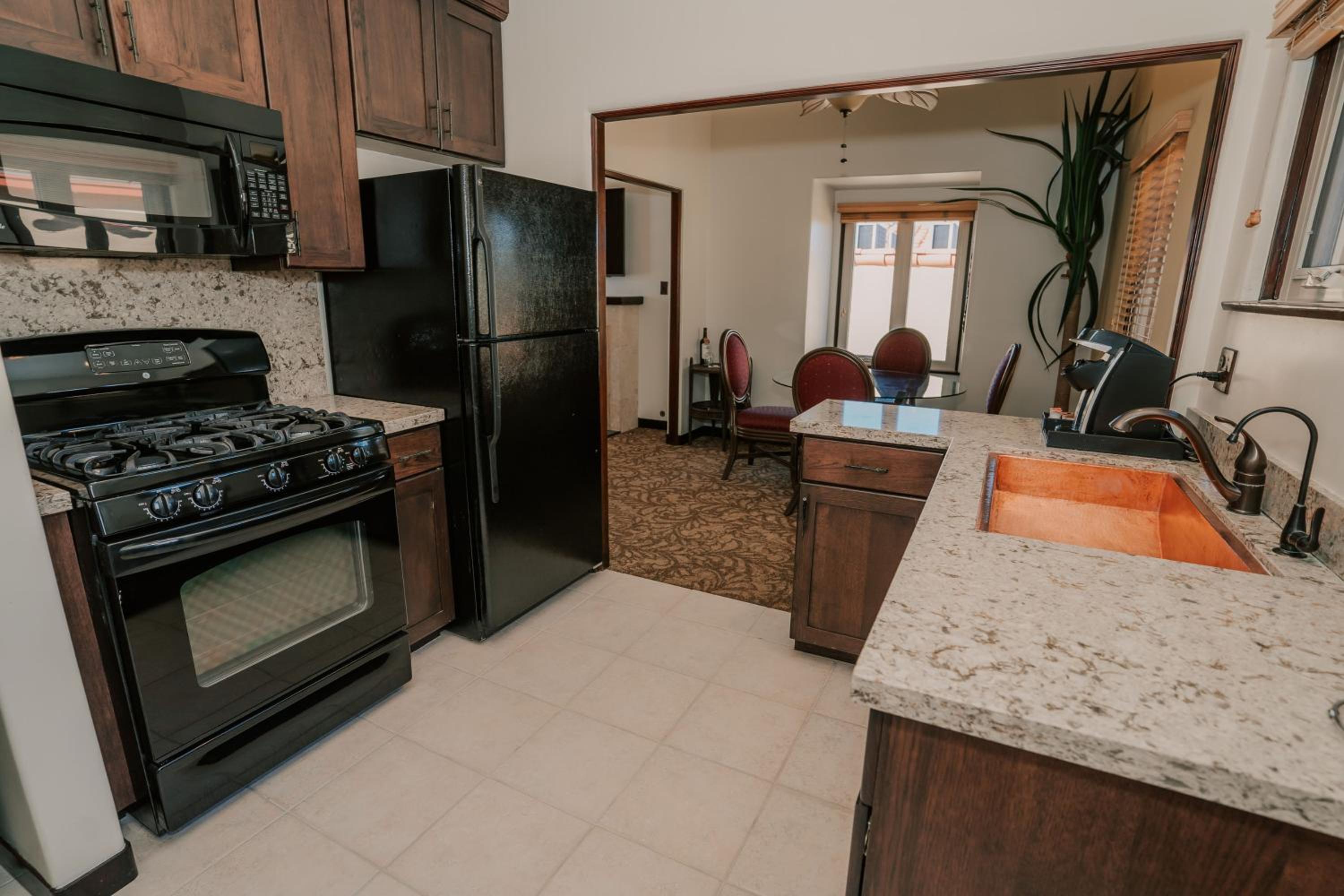 Deluxe Suite - Photo 5