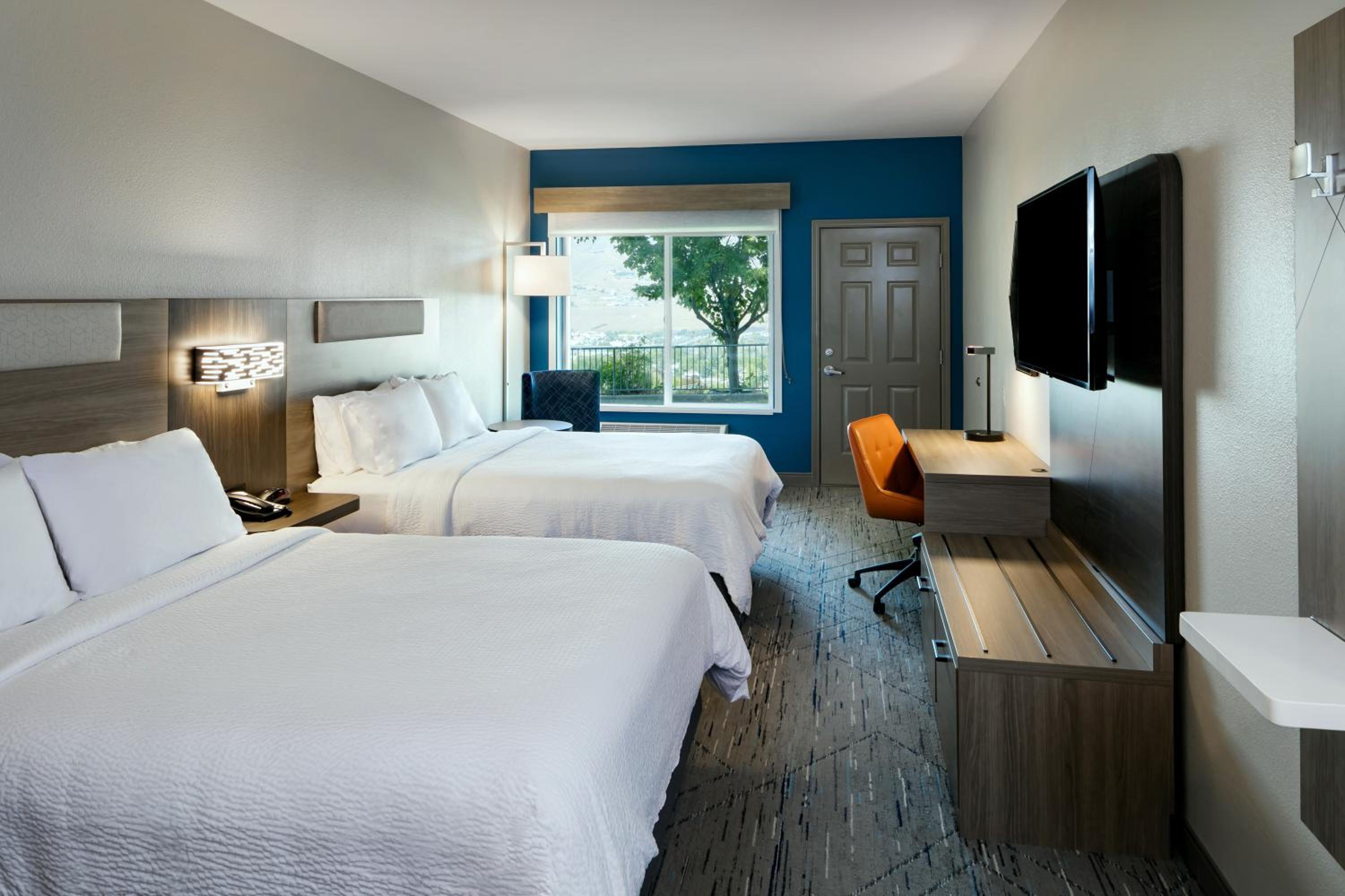 Deluxe Queen Room with Two Queen Beds - Photo 5