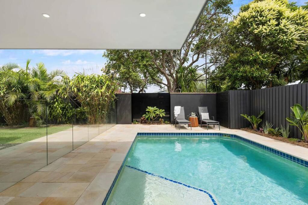 Five-Bedroom House photo 2