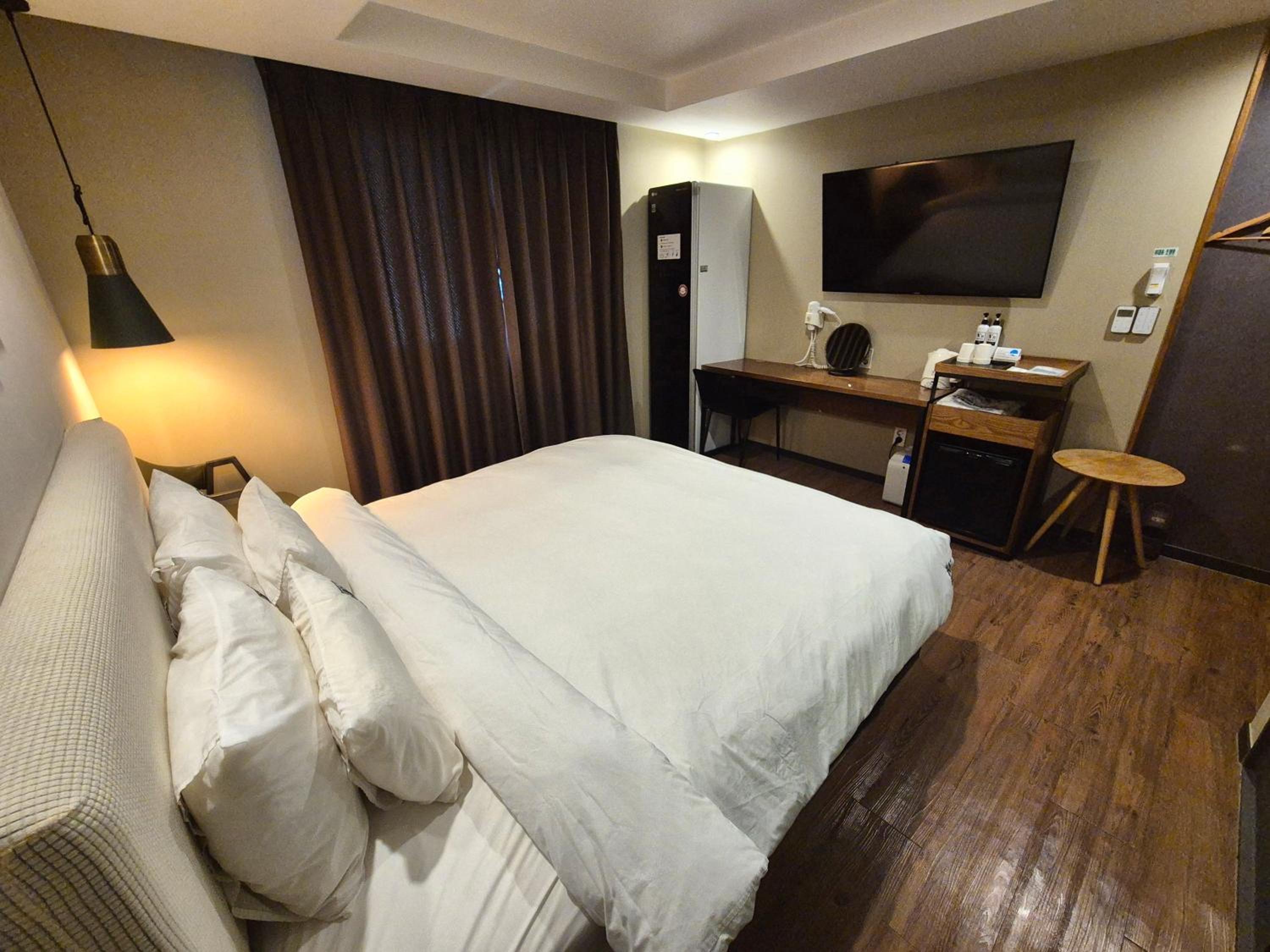 Deluxe Room - Photo 11