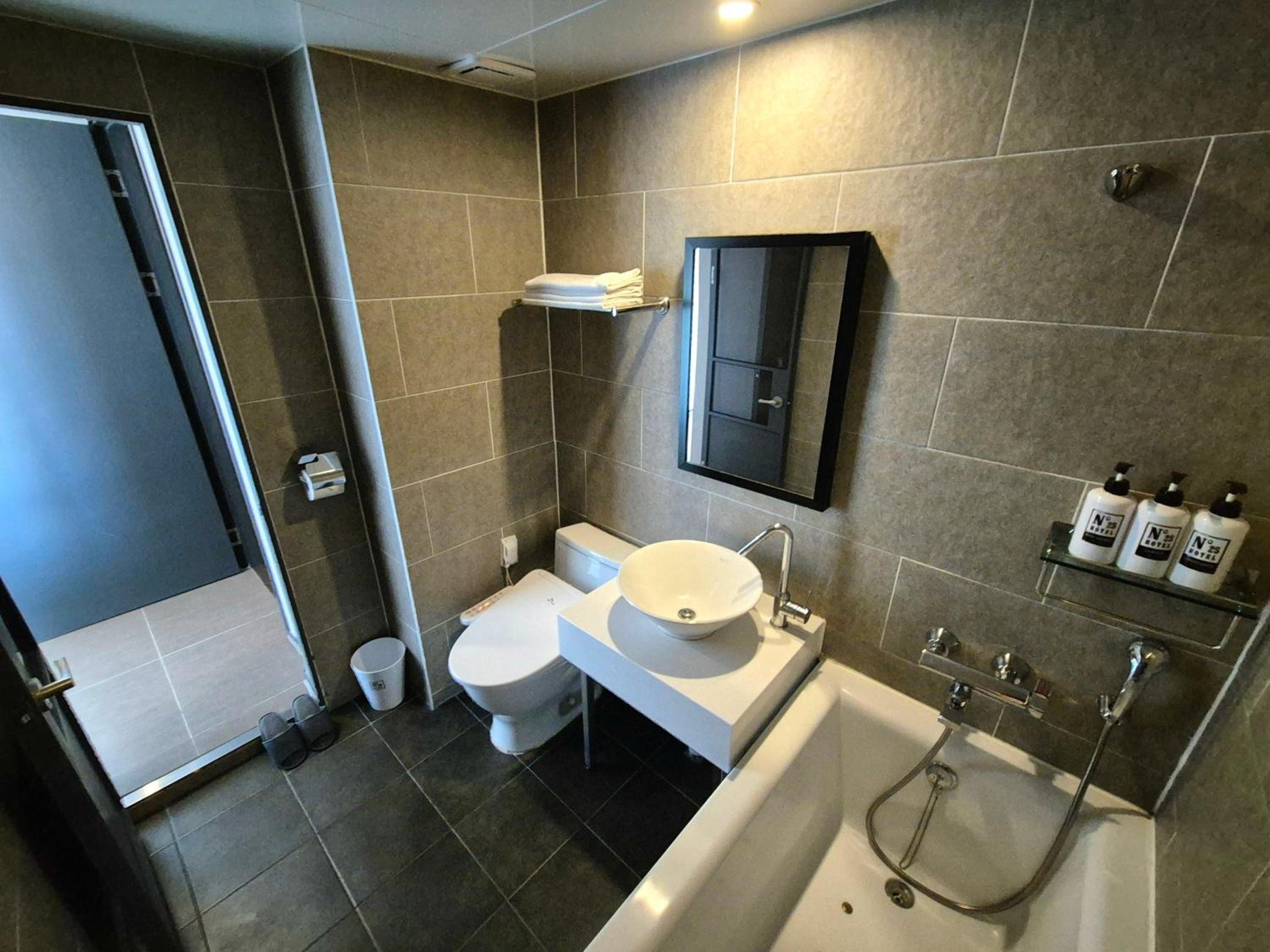 Deluxe Room - Photo 16