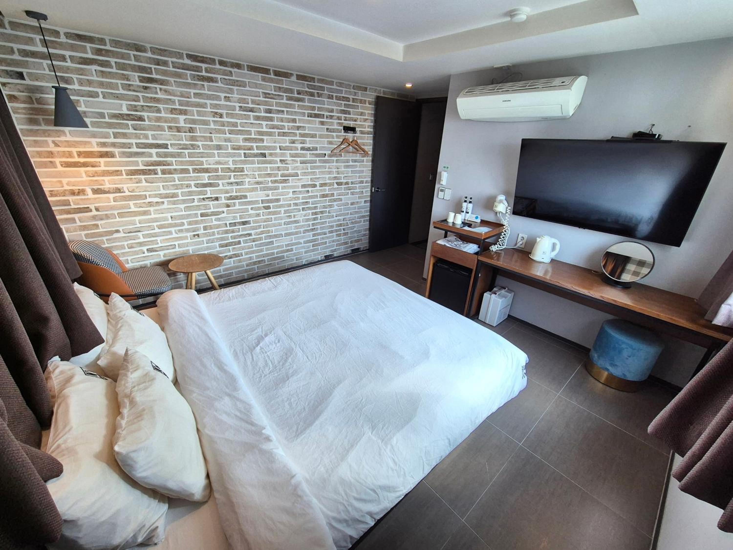 Deluxe Room - Photo 12