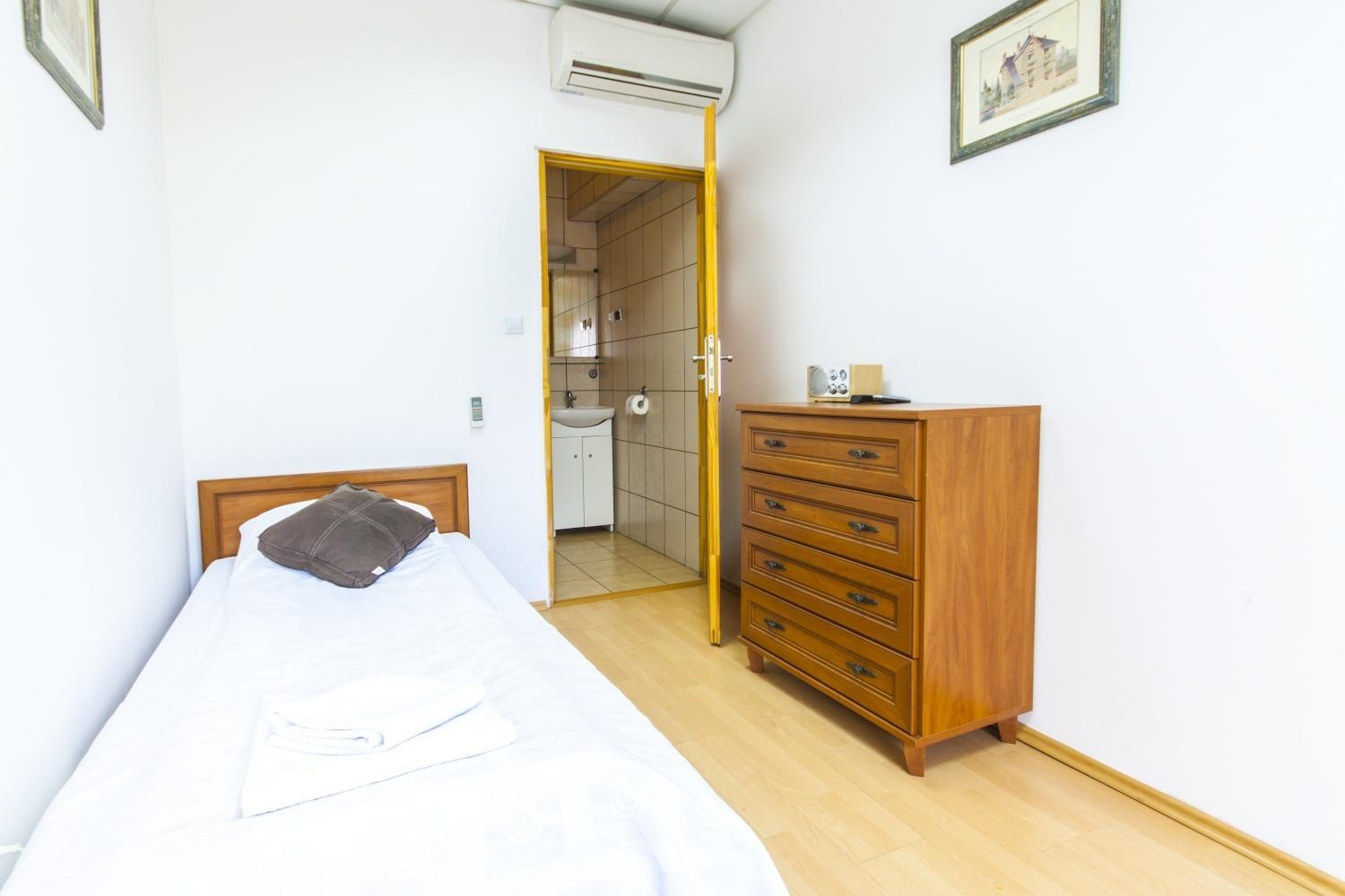 Single Room photo 3