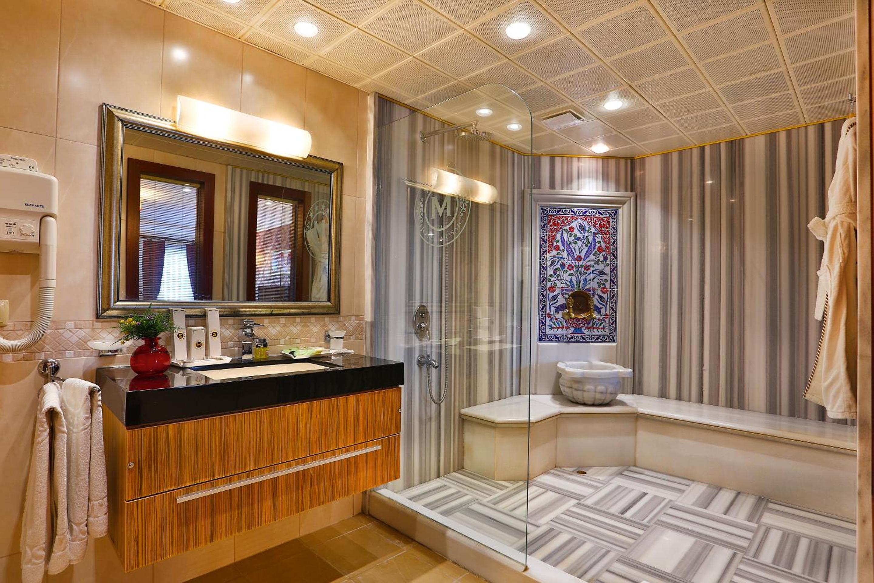 Corner Suite with Sea View photo 3