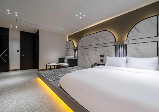 Deluxe King Room - Photo 5