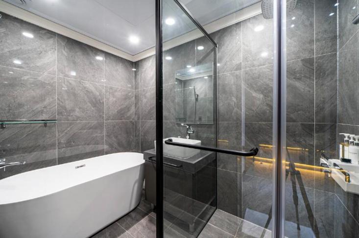Deluxe King Room - Photo 4