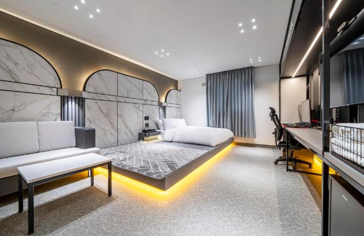 Deluxe King Room - Photo 1