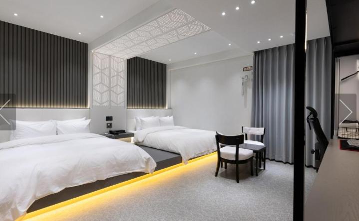 Twin Room - Photo 2