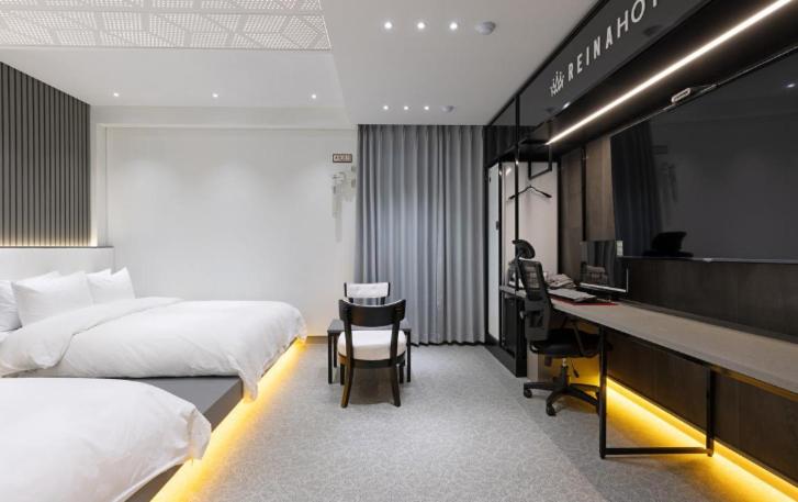 Twin Room - Photo 3