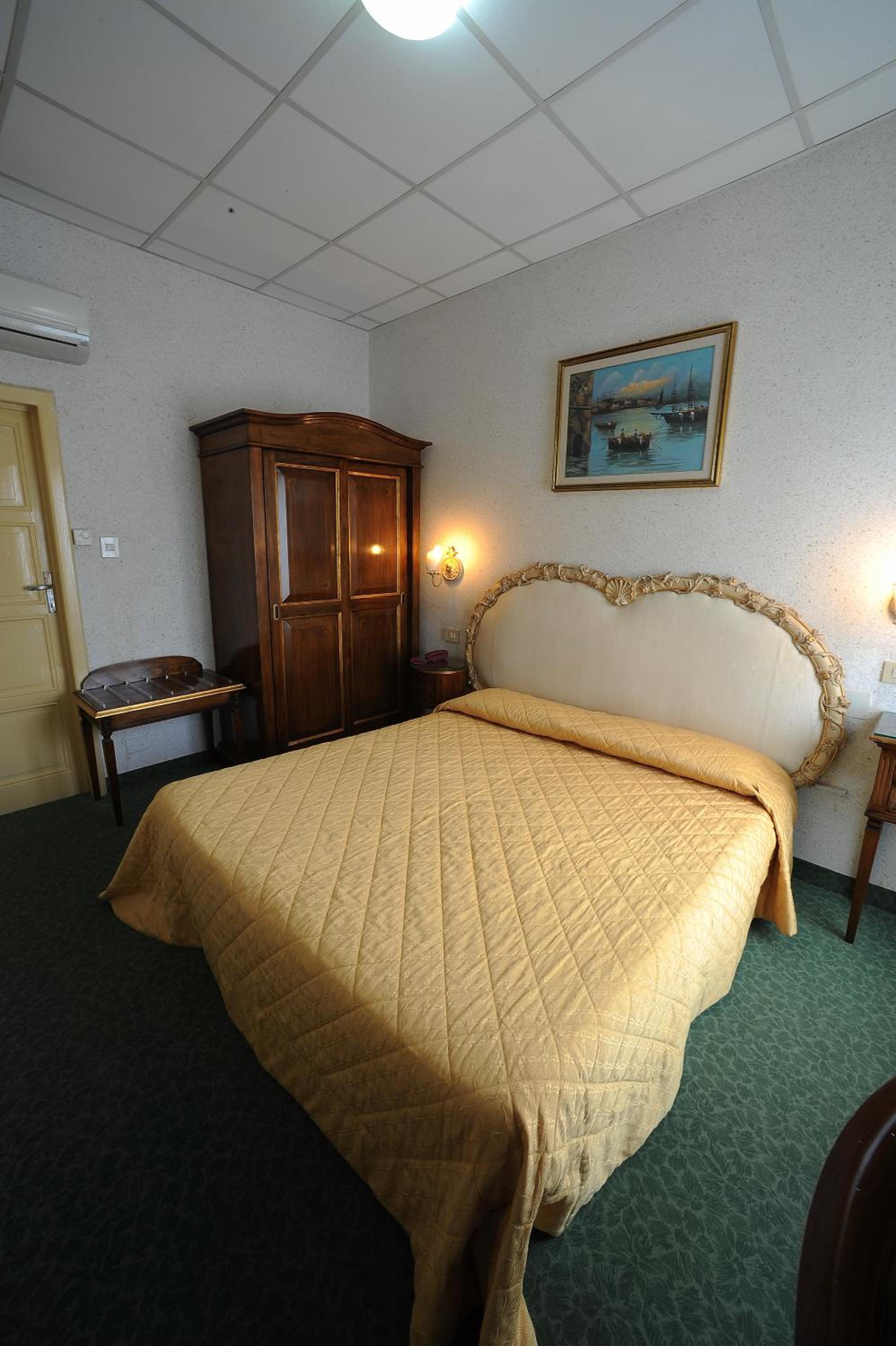 Double Room - Photo 6