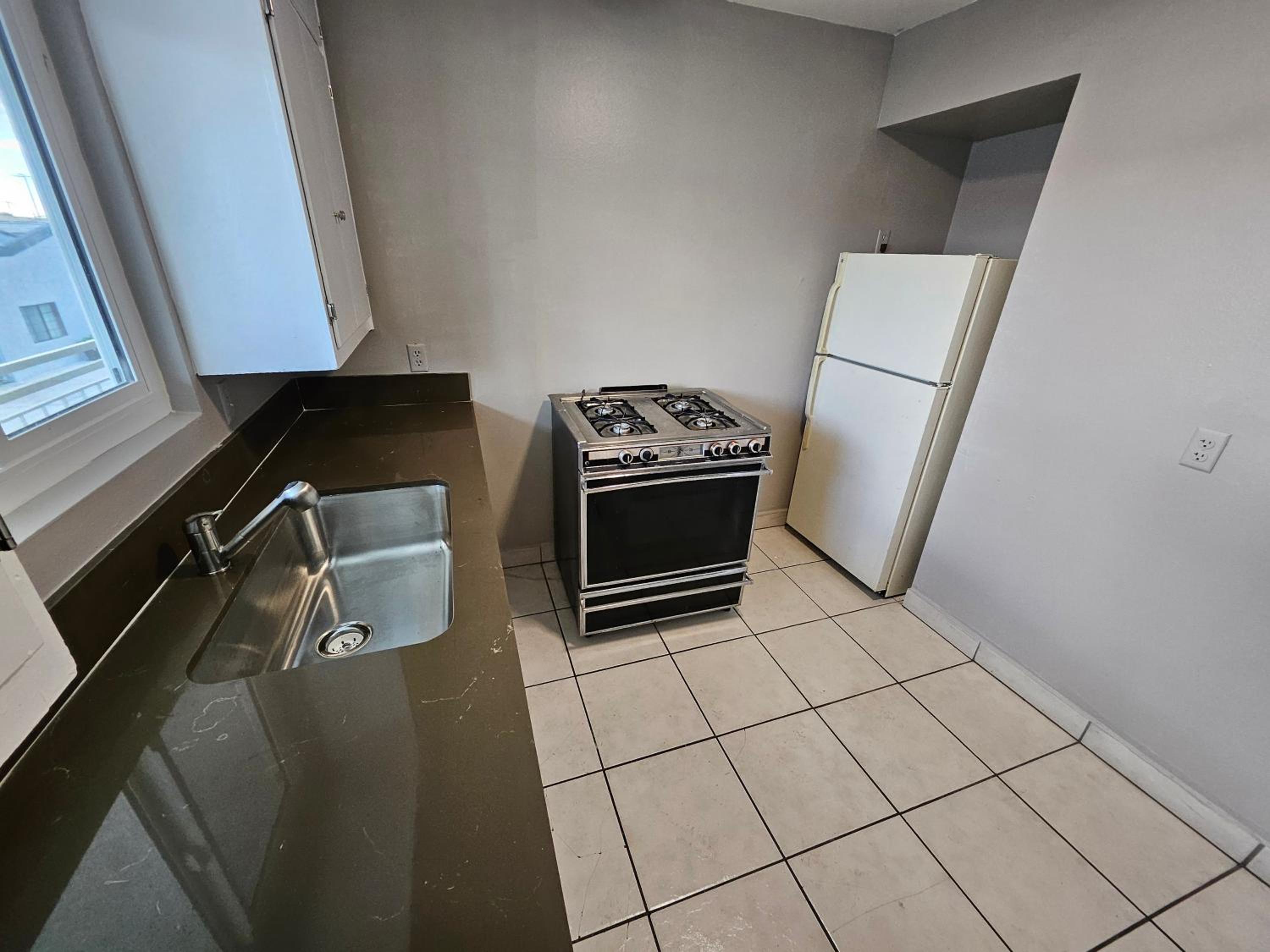 One-Bedroom Apartment - Photo 3