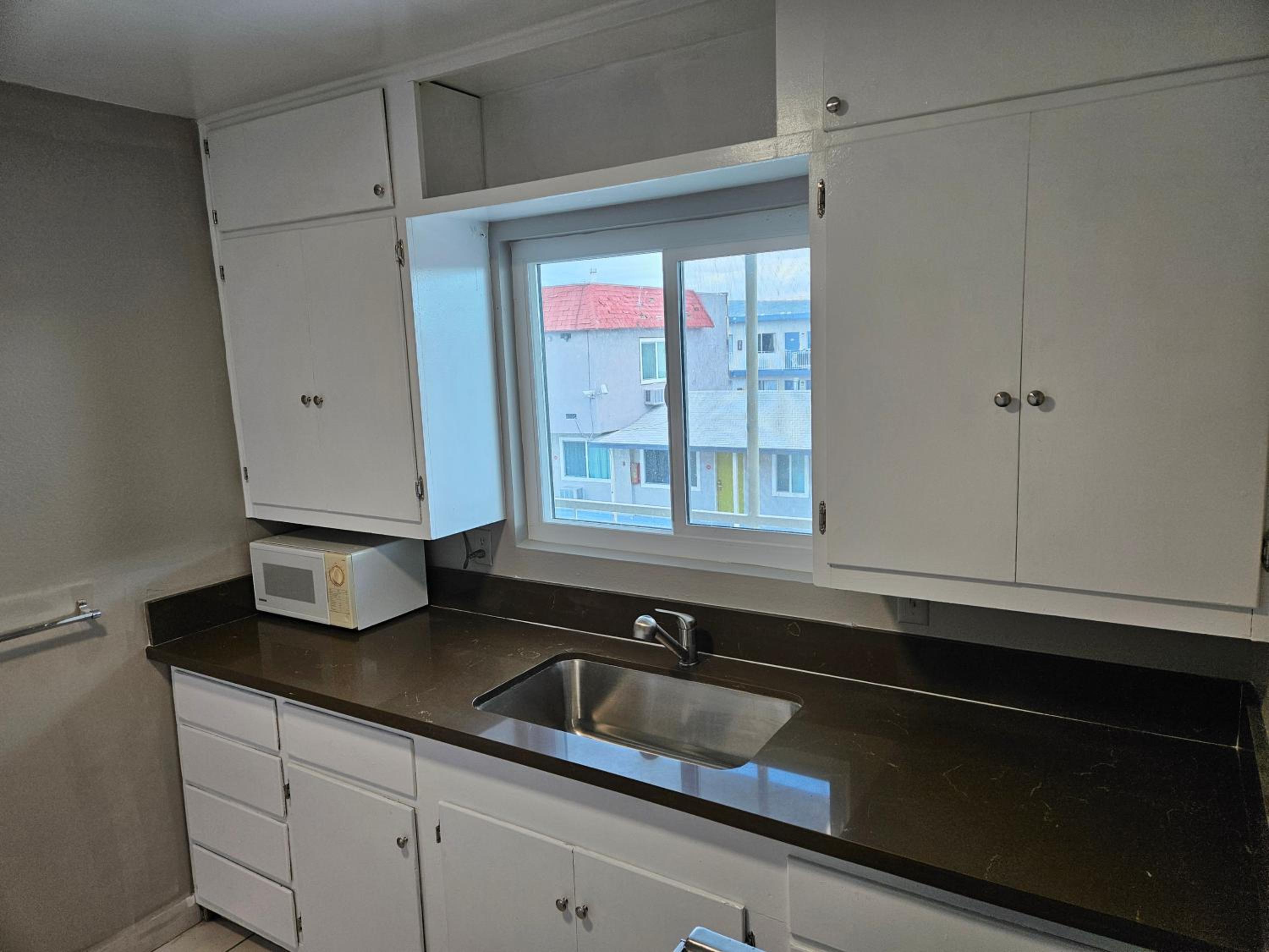 One-Bedroom Apartment - Photo 4