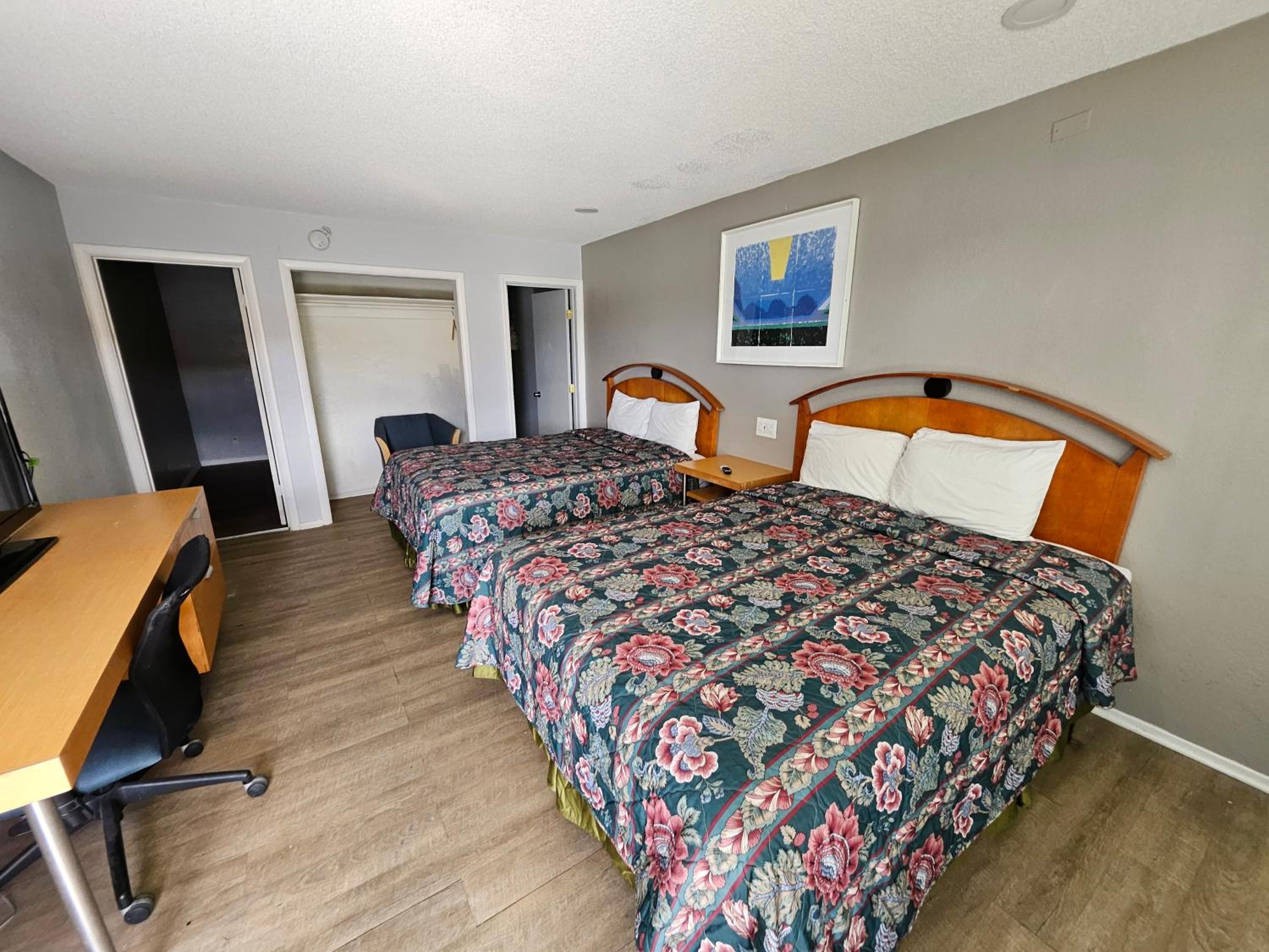 2 Queen Beds with Kitchenette Non-Smoking photo 2