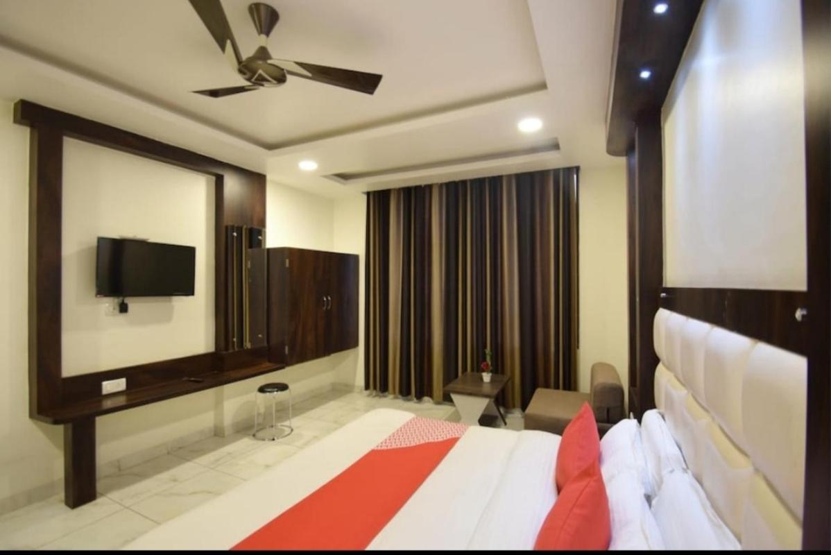 Deluxe Double Room (2 Adults + 1 Child) photo 3