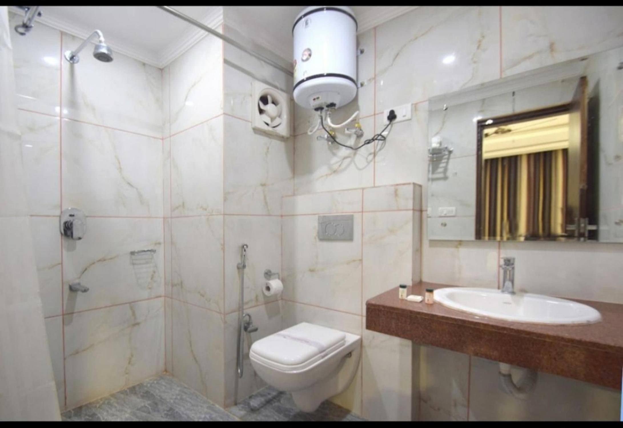 Deluxe Double Room (2 Adults + 1 Child) photo 2