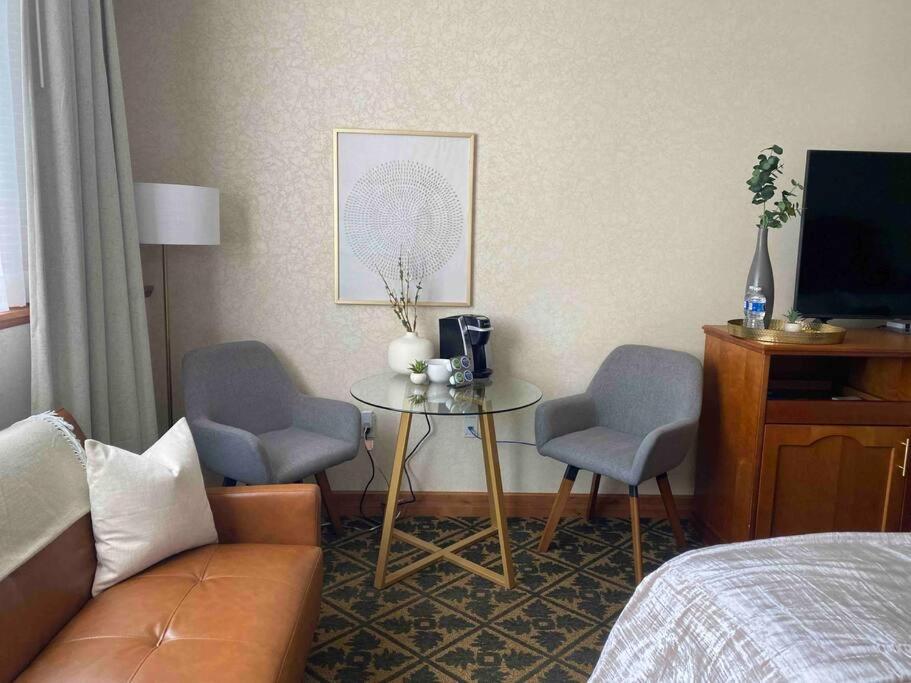 One-Bedroom Apartment photo 1