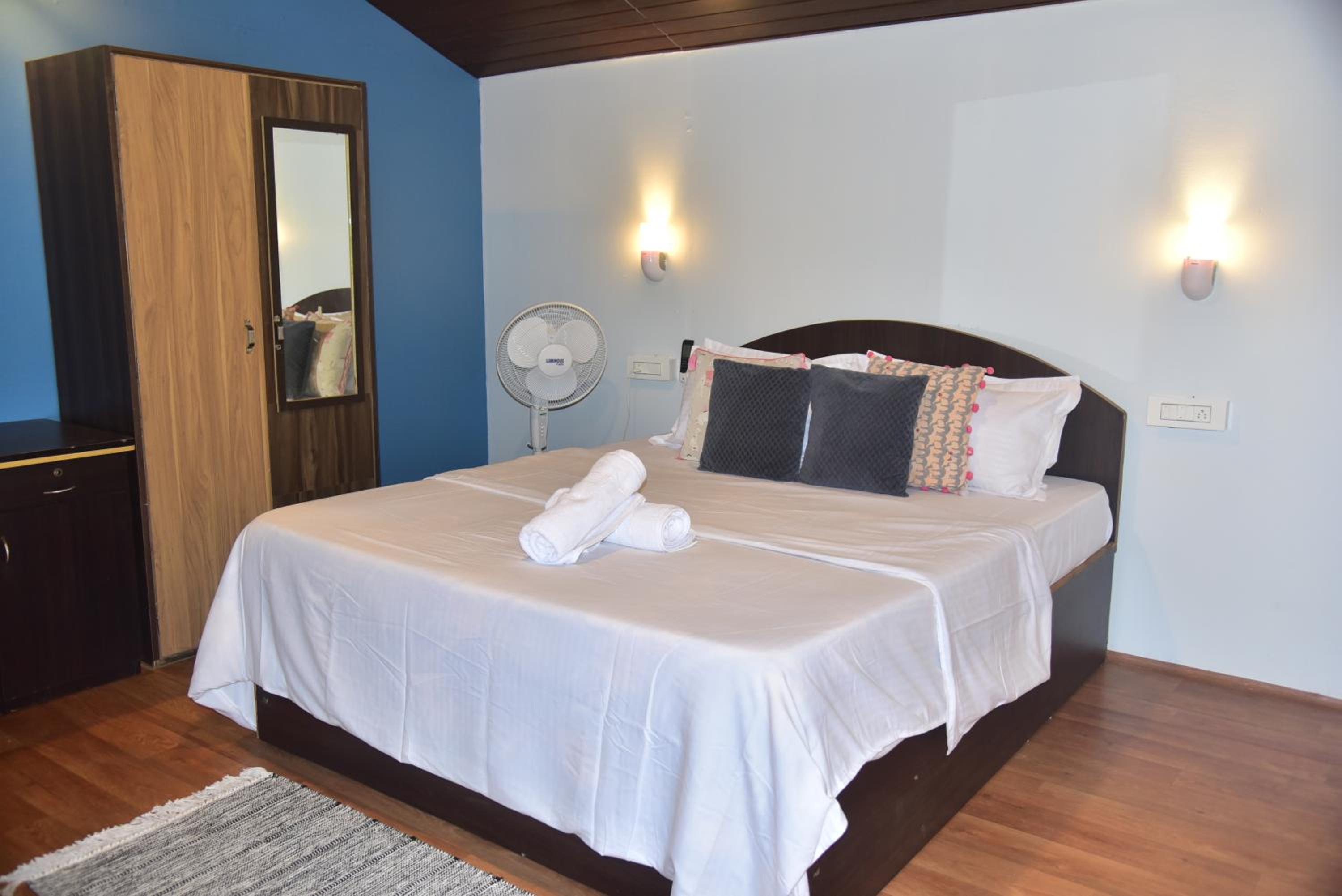 Deluxe Double Room With Side Sea View