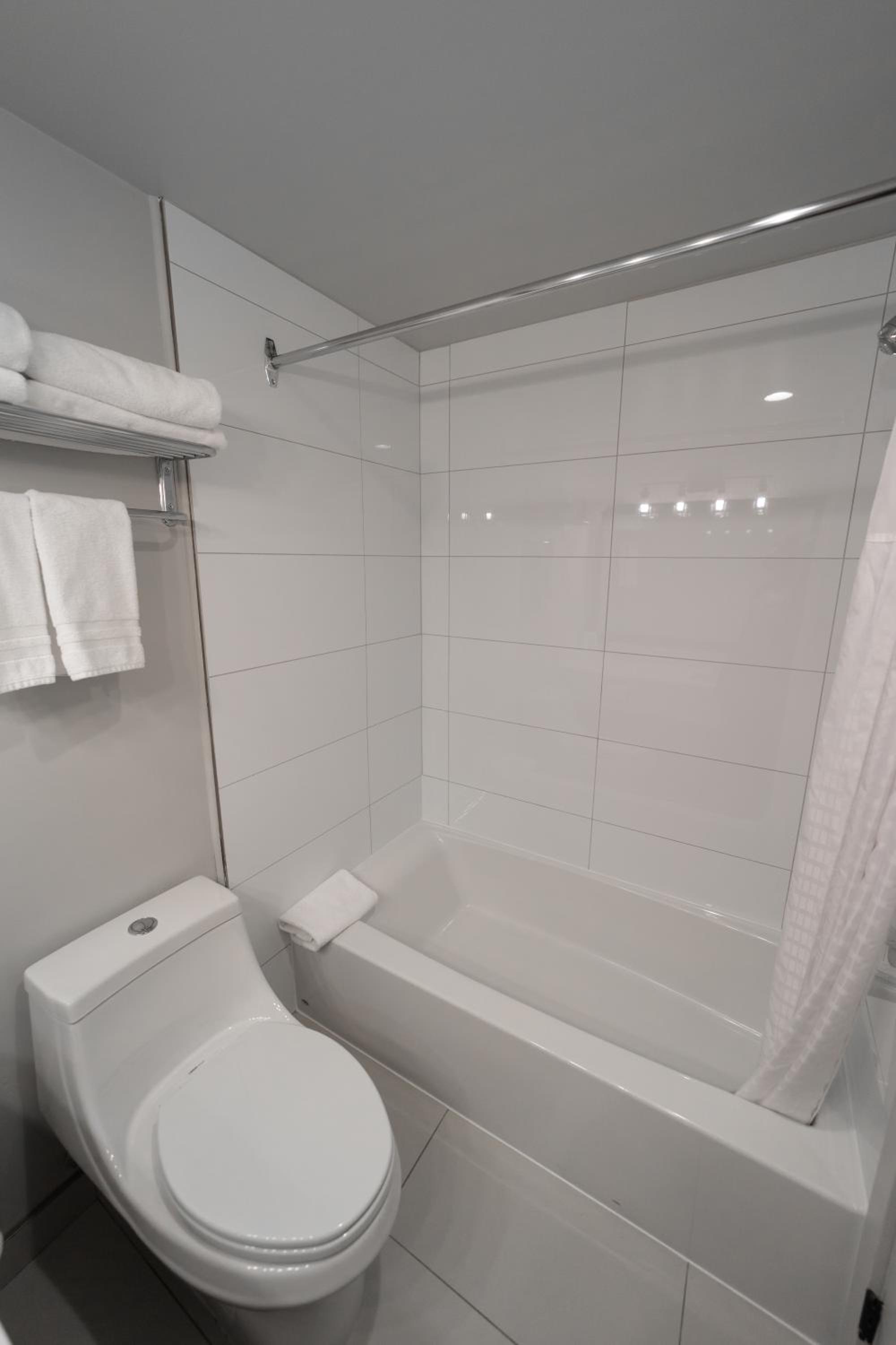 Deluxe Queen Room with Two Queen Beds - Photo 4