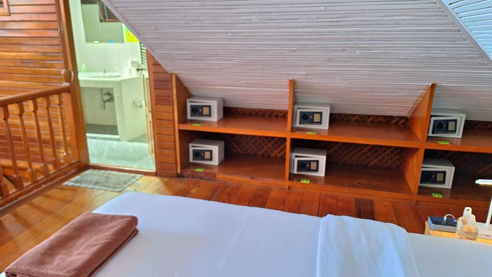 Single Bed in Male Dormitory Room with Shared Bathroom photo 3