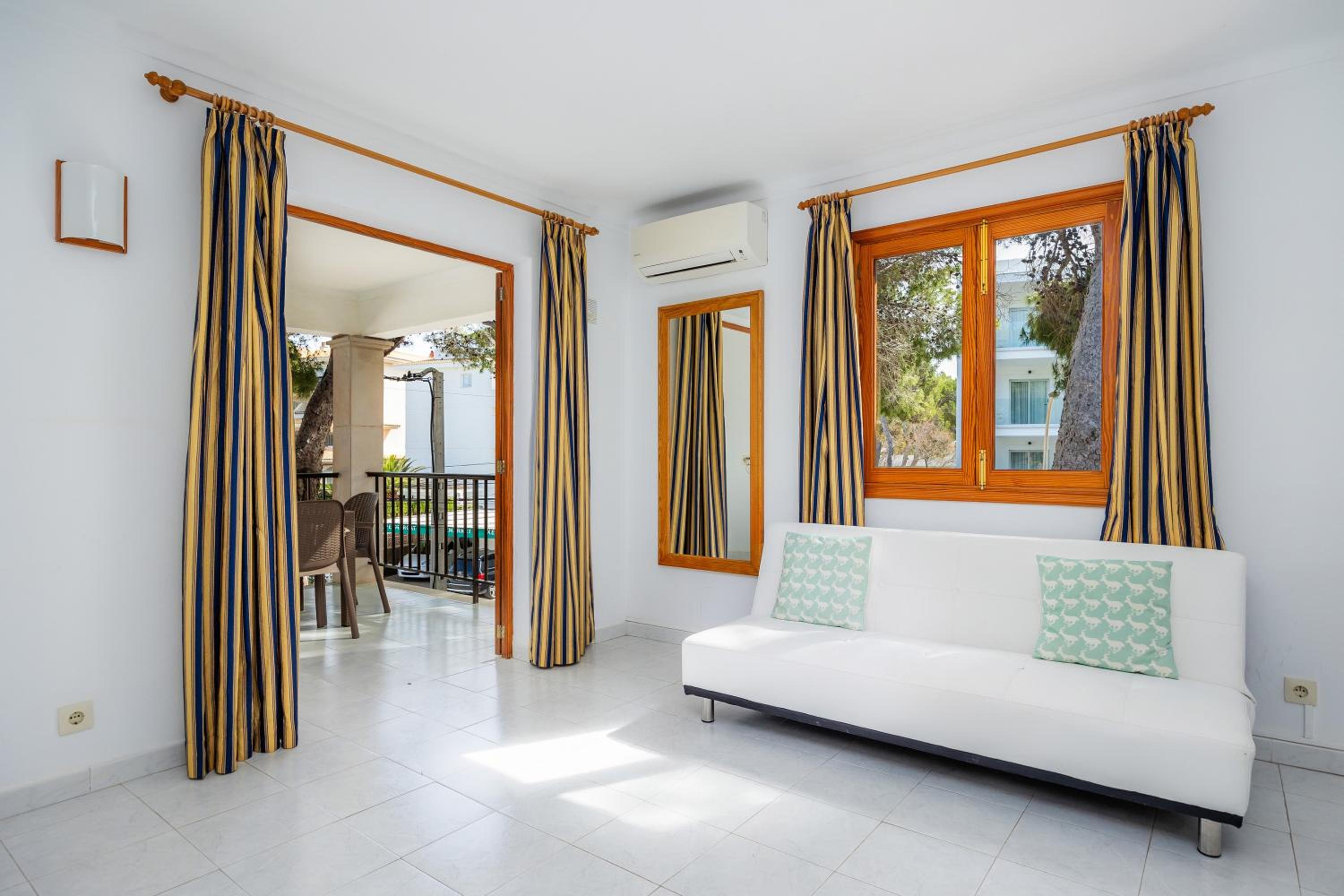 Apartamento de un dormitorio superior con balcón