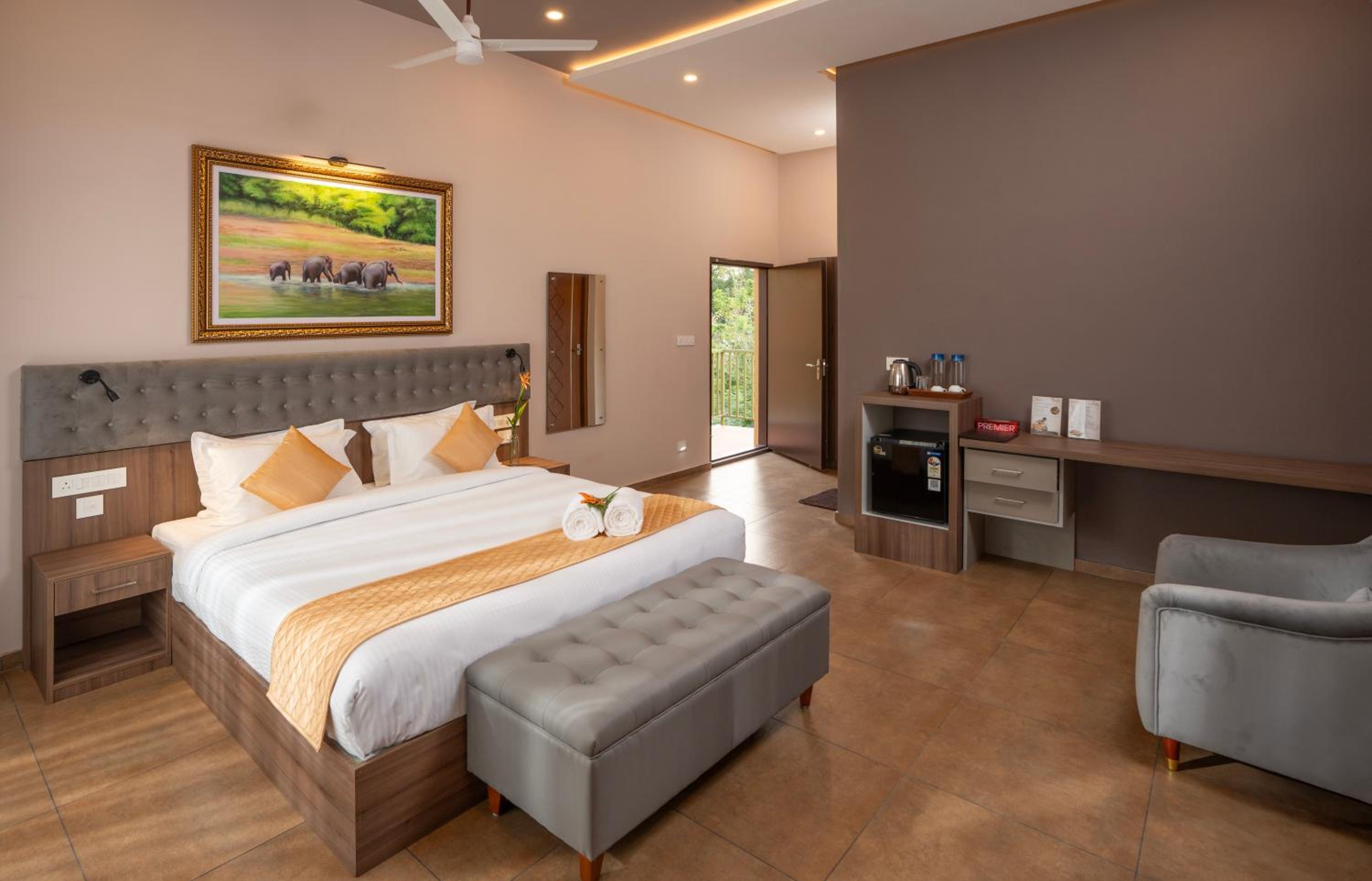 Deluxe Double Room with Balcony photo 2