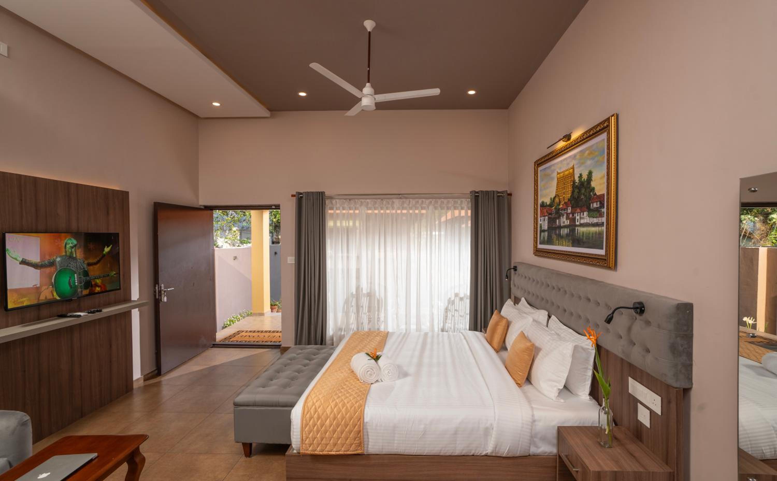 Deluxe King Room photo 2